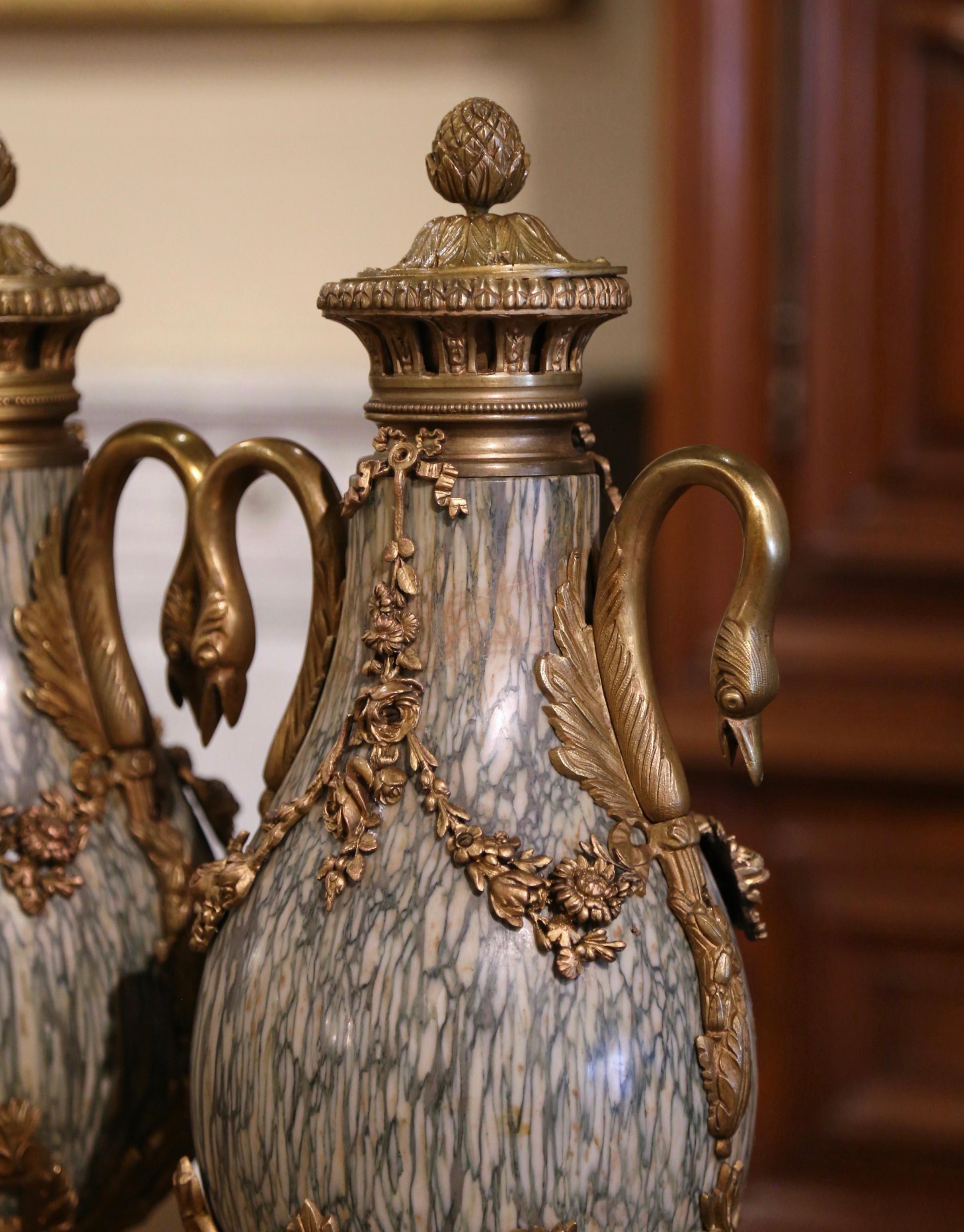 XIXe siècle Paire d'urnes de cheminée Casolettes françaises du 19ème siècle en bronze doré et marbre en vente