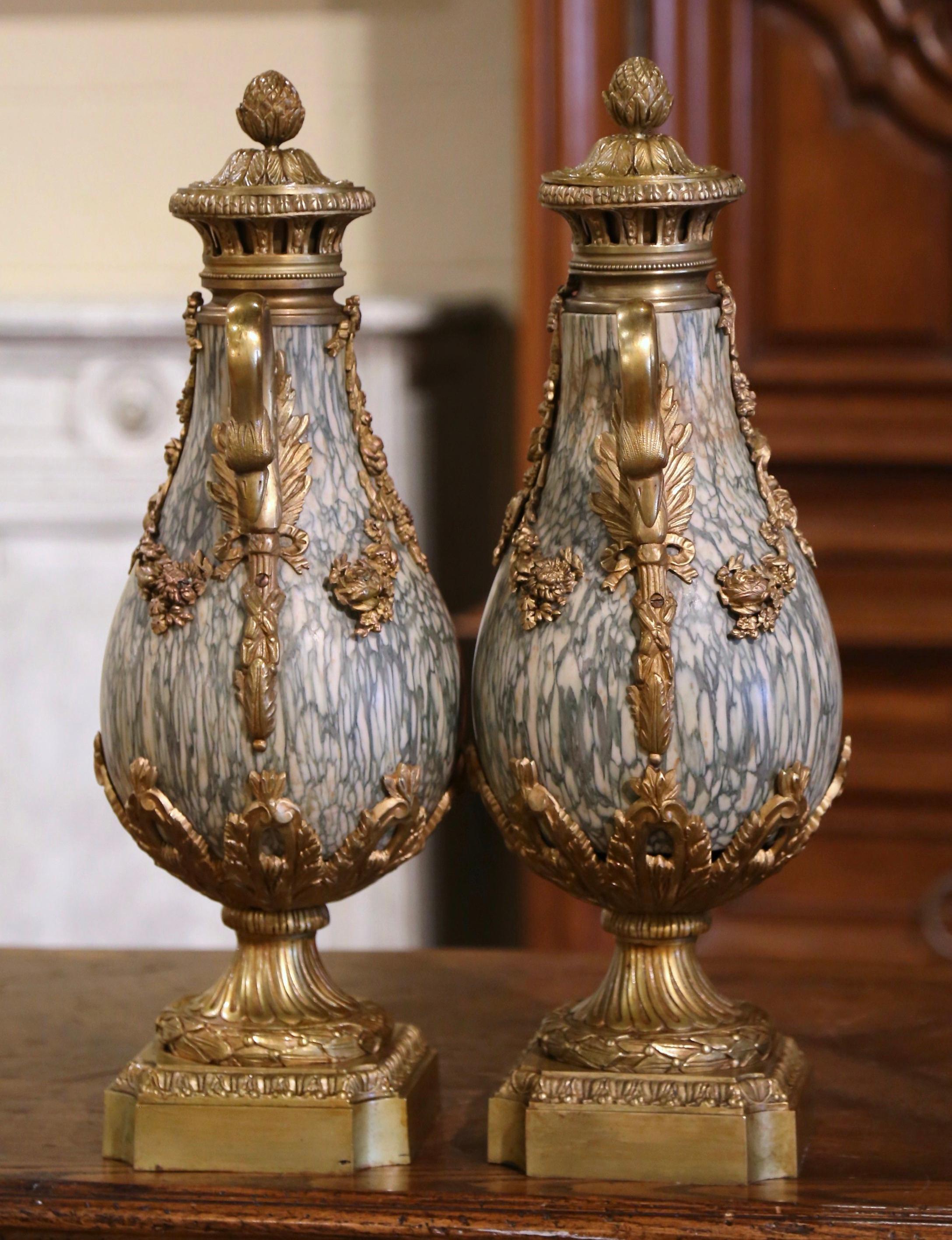 Bronze Paire d'urnes de cheminée Casolettes françaises du 19ème siècle en bronze doré et marbre en vente