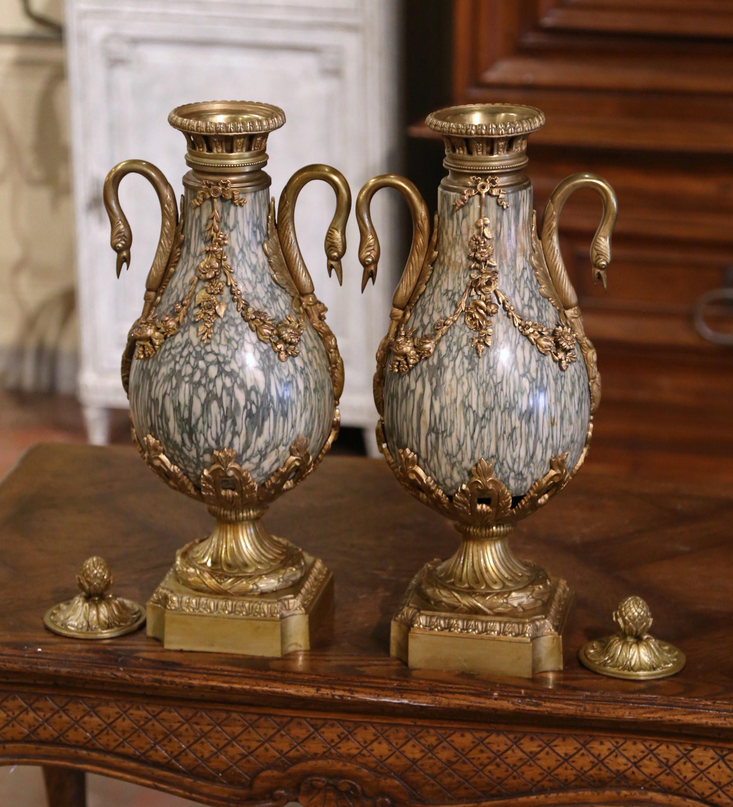 Paire d'urnes de cheminée Casolettes françaises du 19ème siècle en bronze doré et marbre en vente 1
