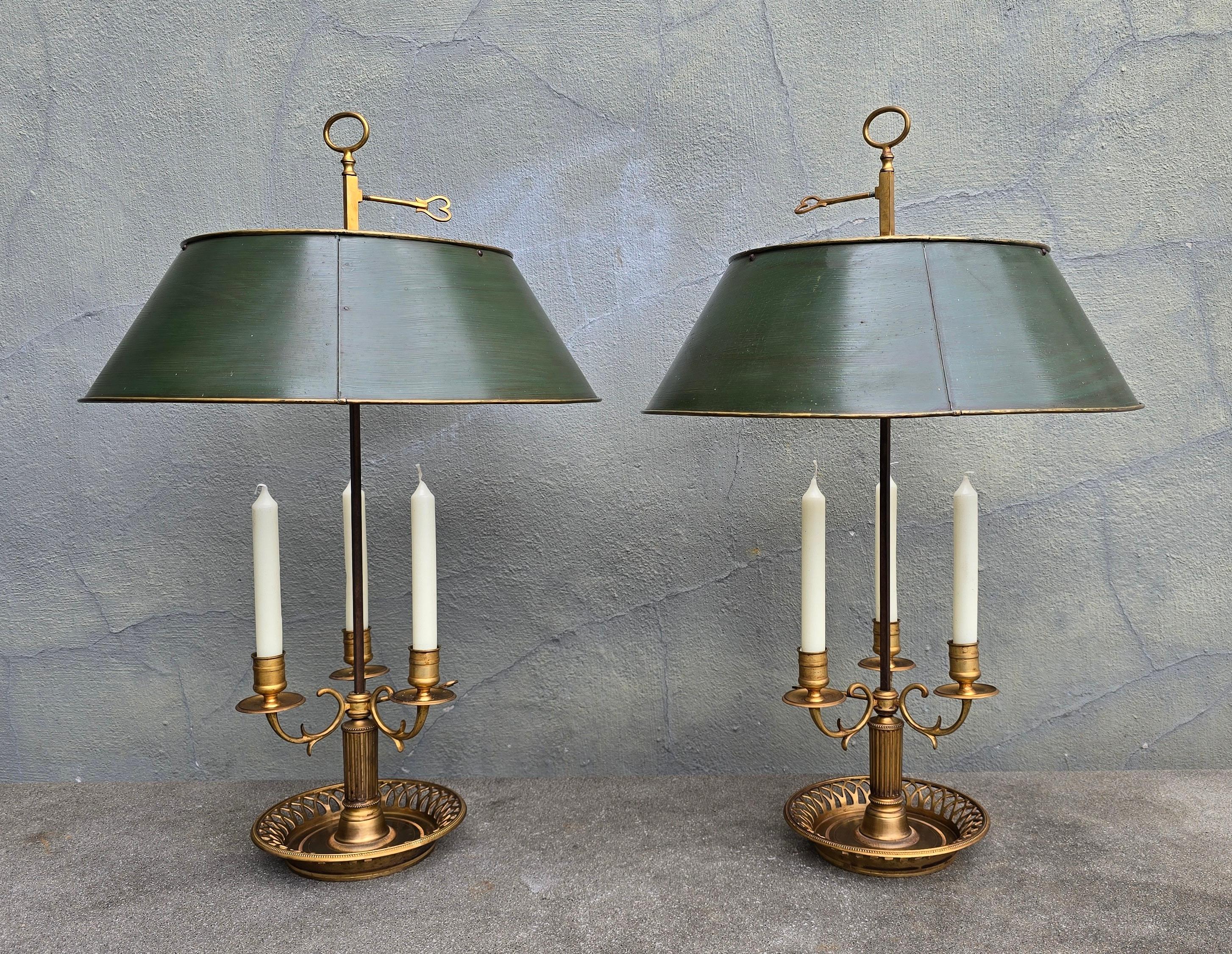 Stile impero Pair of 19th Century French Gilt Bronze Bouillotte Candelabras in vendita