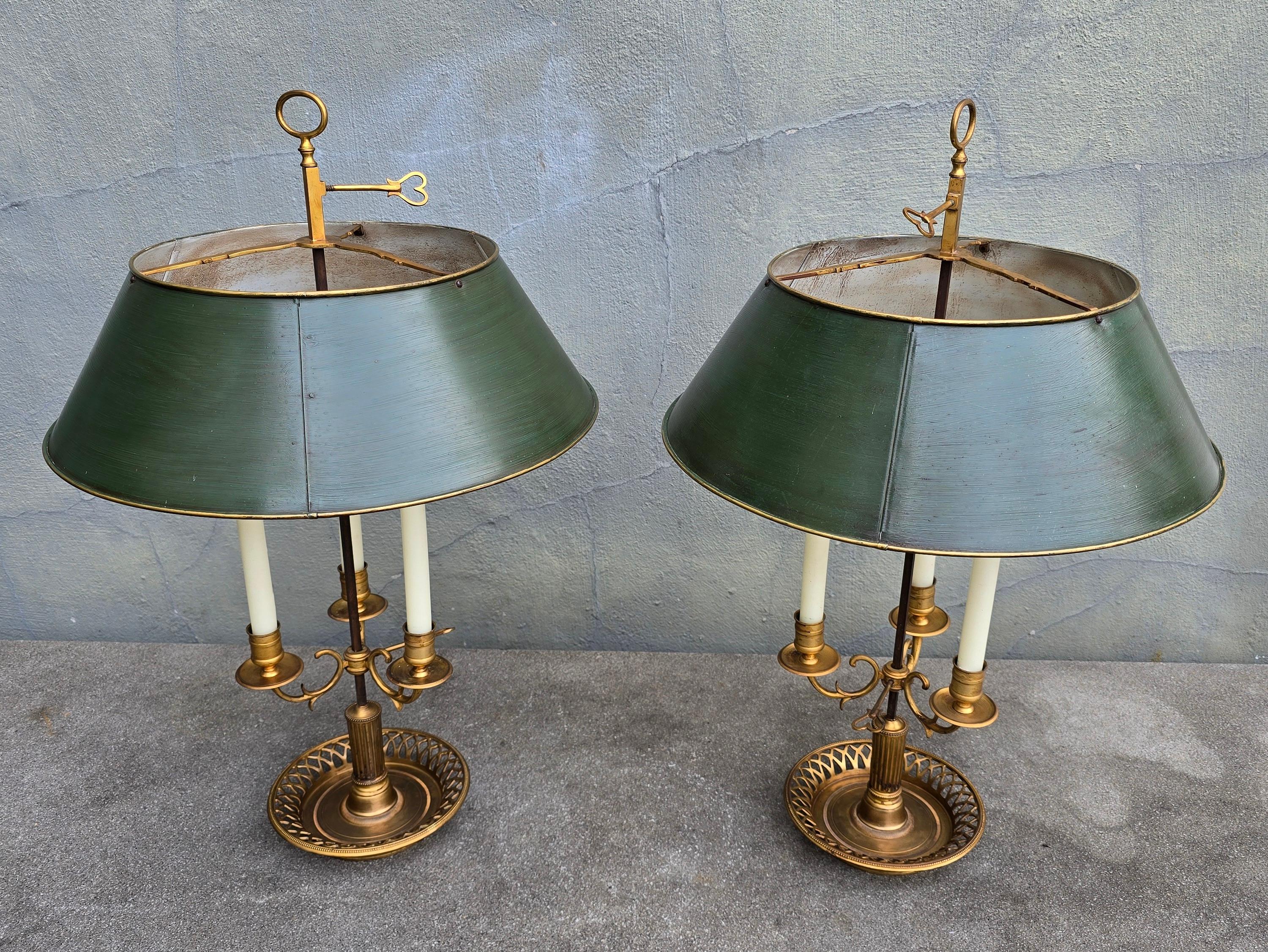 Dorato Pair of 19th Century French Gilt Bronze Bouillotte Candelabras in vendita
