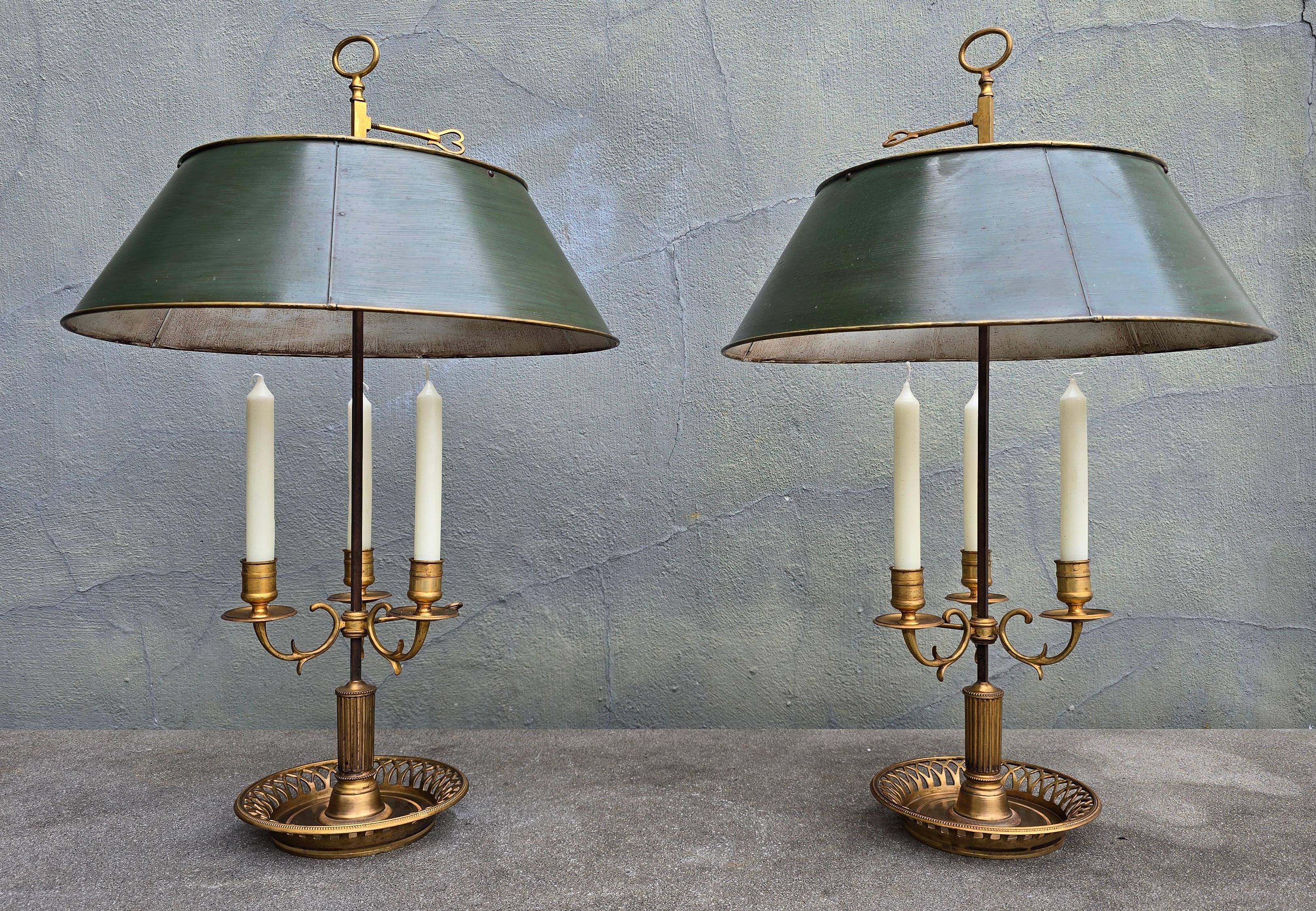 Pair of 19th Century French Gilt Bronze Bouillotte Candelabras In condizioni buone in vendita a Antwerp, BE