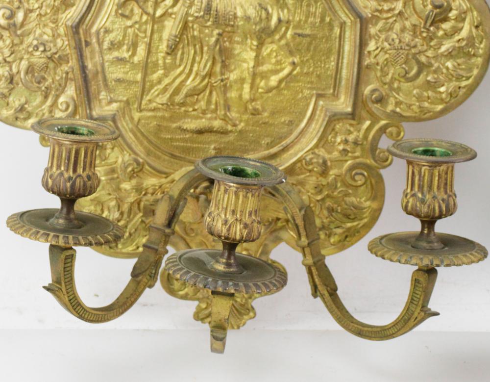 Louis XV  Paire d'appliques à bougie en bronze doré du XIXe siècle représentant Diane la chasseresse en vente
