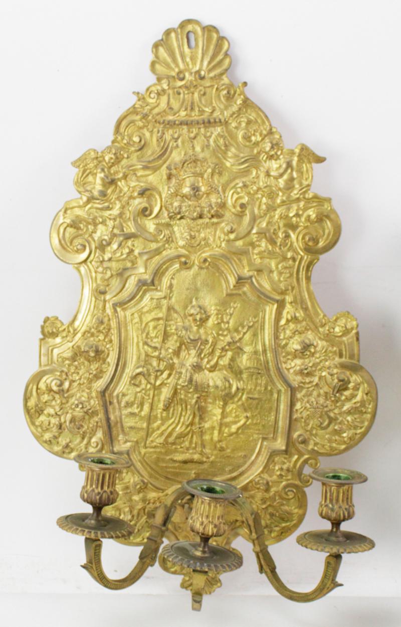 Français  Paire d'appliques à bougie en bronze doré du XIXe siècle représentant Diane la chasseresse en vente