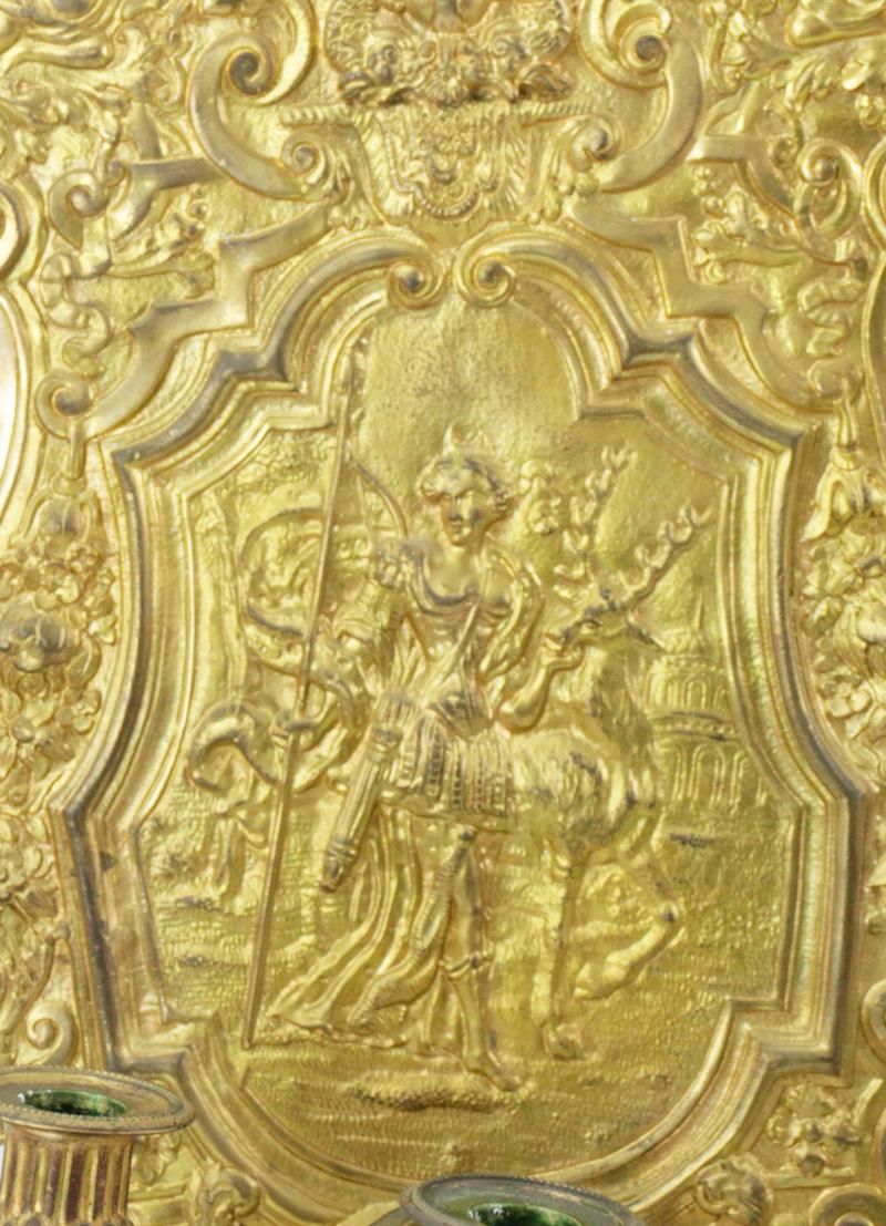 Fait main  Paire d'appliques à bougie en bronze doré du XIXe siècle représentant Diane la chasseresse en vente