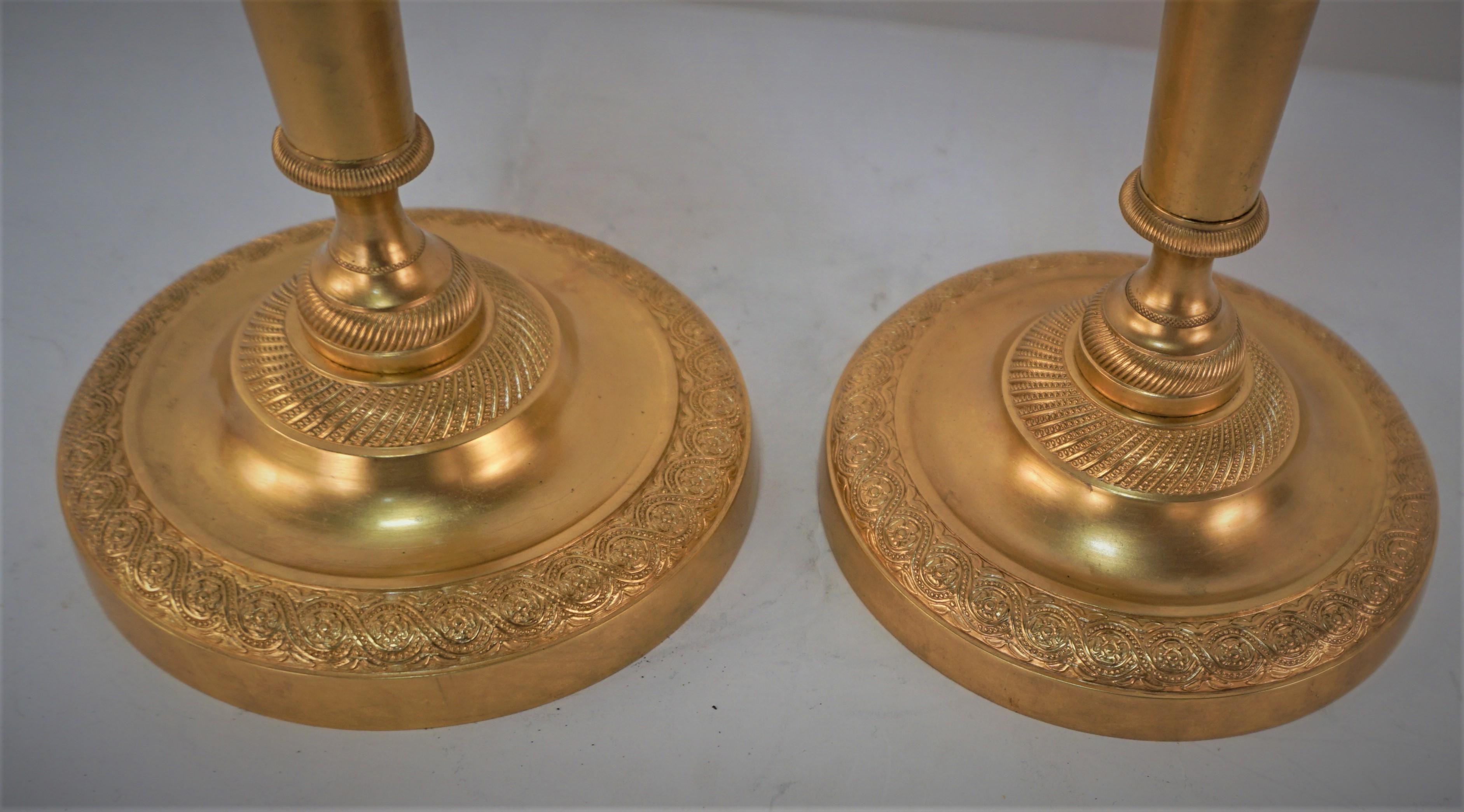 Paar französische Kerzenständer aus vergoldeter Bronze des 19. Jahrhunderts (Französisch) im Angebot