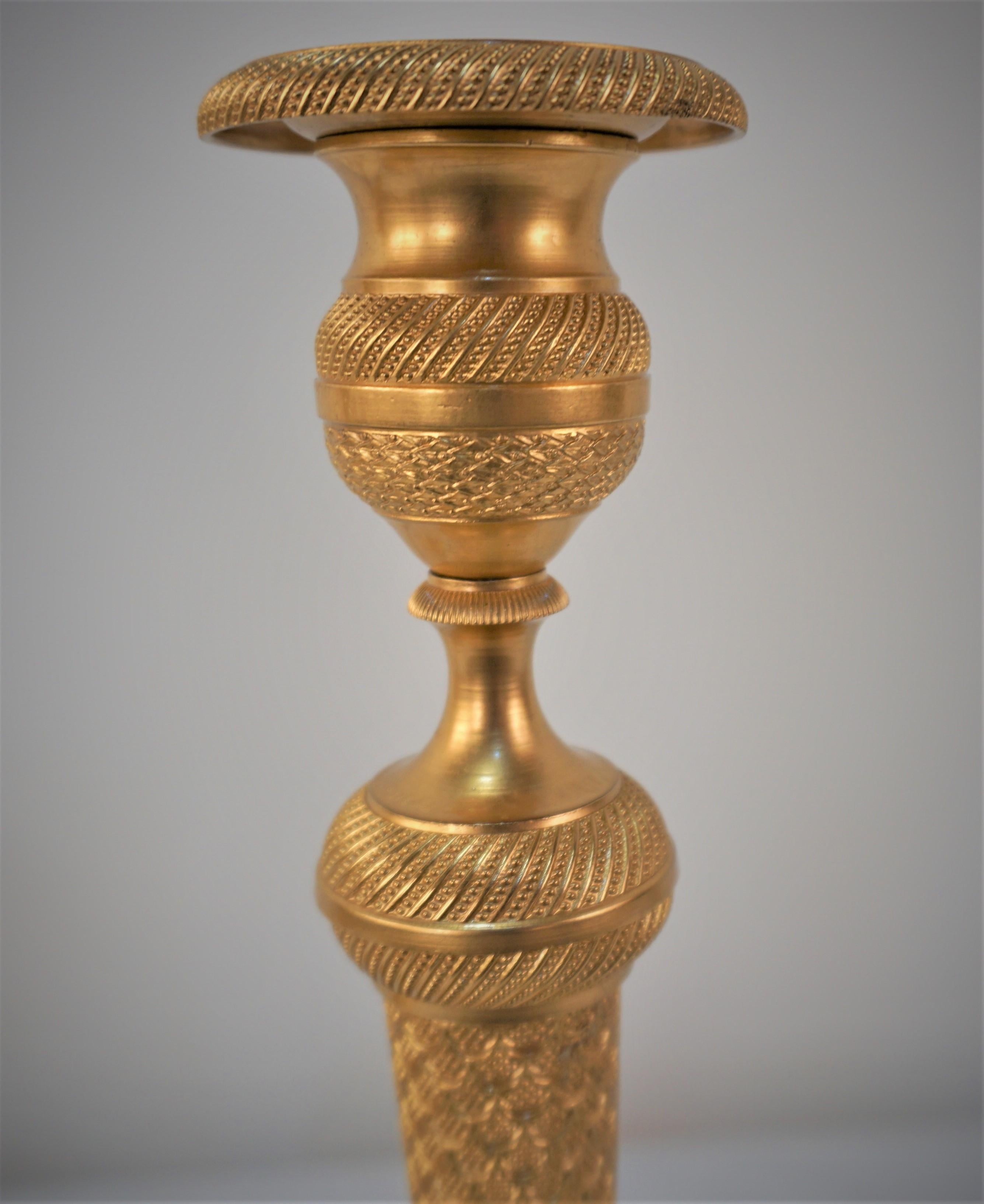 Paar französische Kerzenständer aus vergoldeter Bronze des 19. Jahrhunderts im Angebot 2