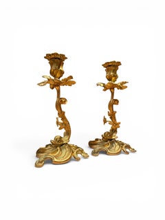 Paire de chandeliers dauphins en bronze doré du XIXe siècle, finement ciselés
