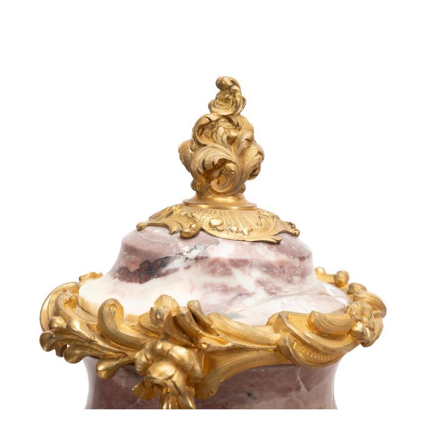 Una bella coppia di Cassolette in stile Luigi XV, con coperchio in marmo Fleur de Peche montato in ormeggio, con finale a fiamma e sollevate su piedi a zampa con base tripartita. Francia, circa 1880.
Dimensioni: Altezza 22 3/4