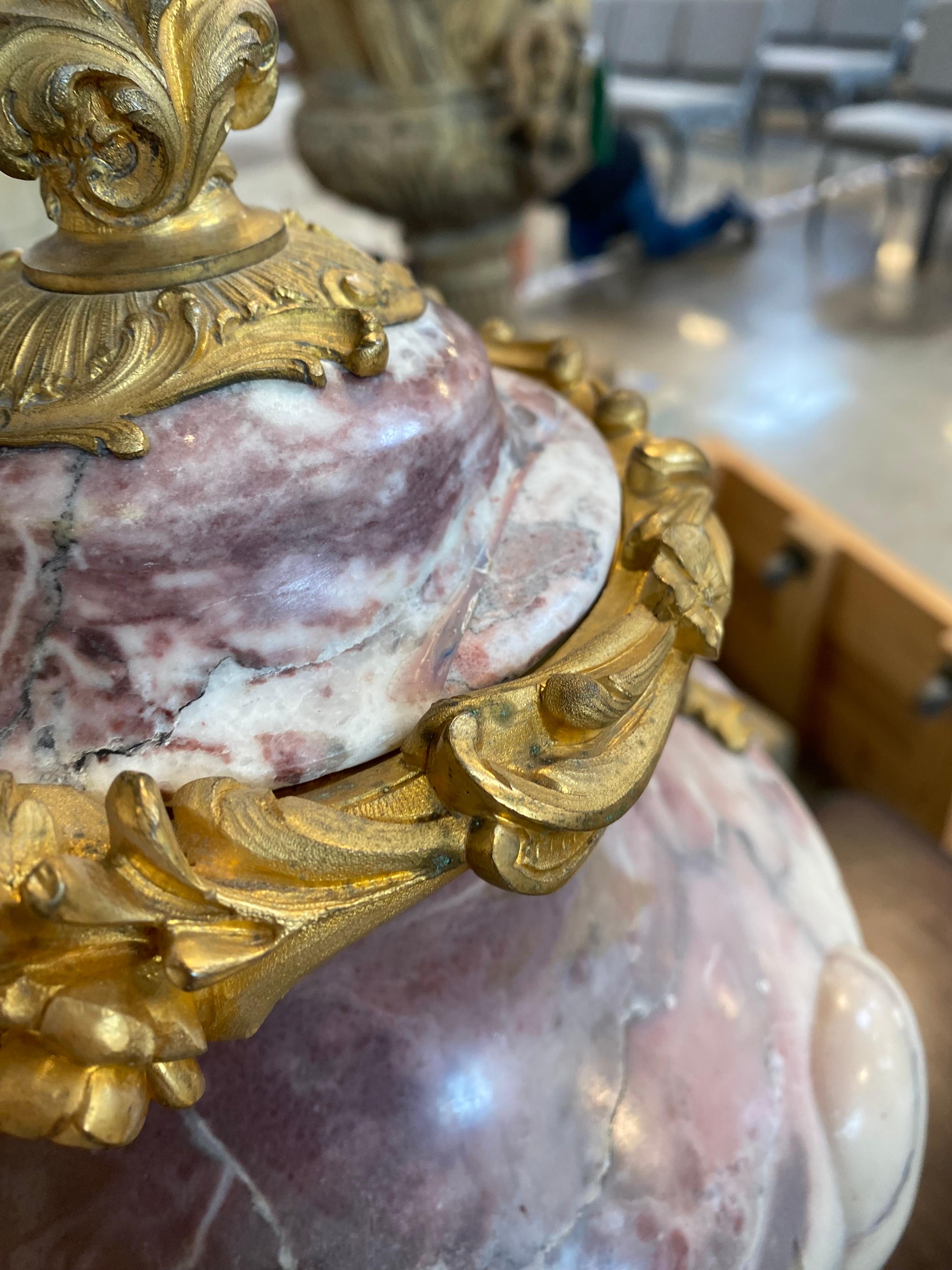 Coppia di cassette francesi del XIX secolo montate su bronzo dorato in vendita 1