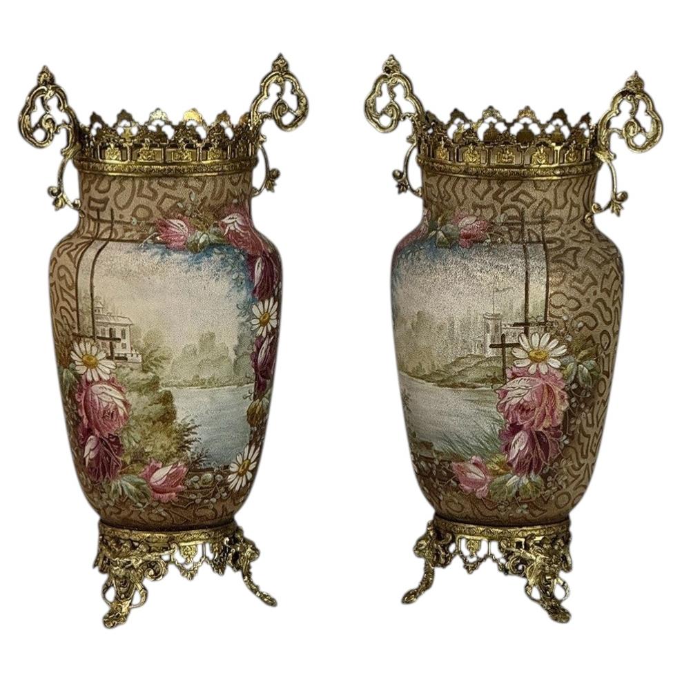 Paire de vases français du XIXe siècle en porcelaine peinte à la main, avec montures en bronze doré, par