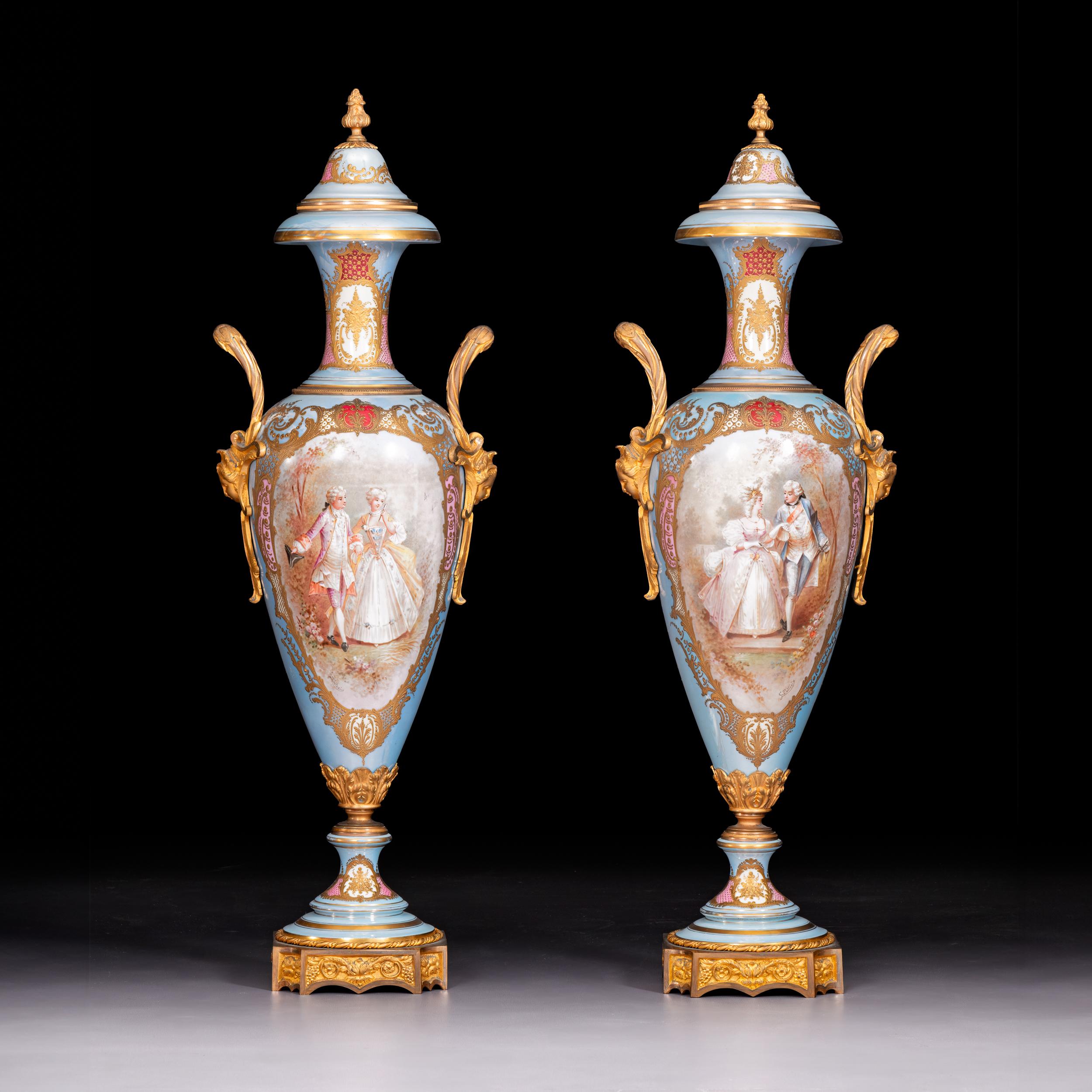 Superbe paire de vases et de couvercles en porcelaine de Sèvres montés en bronze doré, fabriqués en France à la fin du XIXe siècle dans le superbe style de Sèvres. Ces pièces sont richement décorées et ornées de dorures sur un fond turquoise 