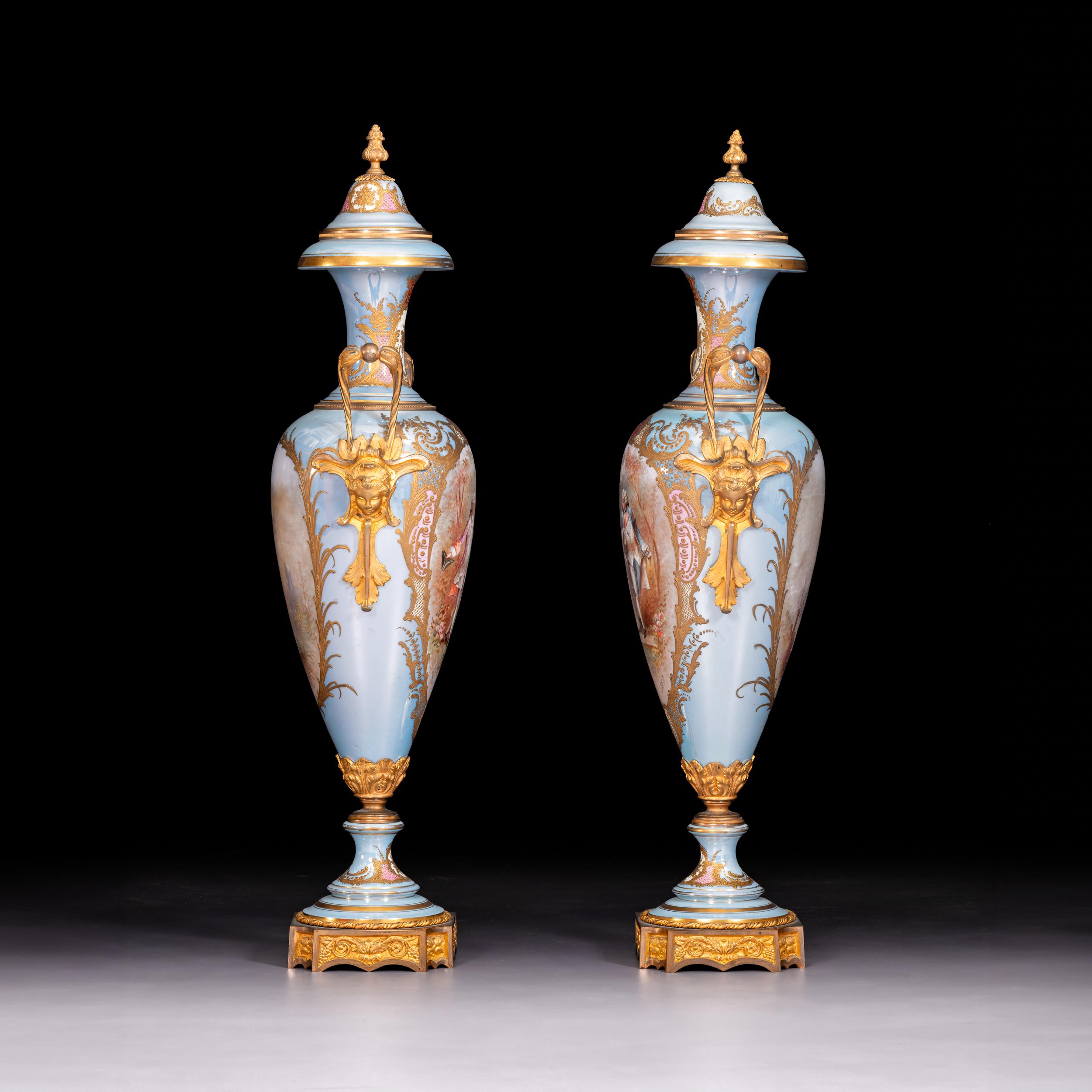 Belle Époque Paire de vases en porcelaine de Sèvres, montés sur vermeil, du XIXe siècle en vente