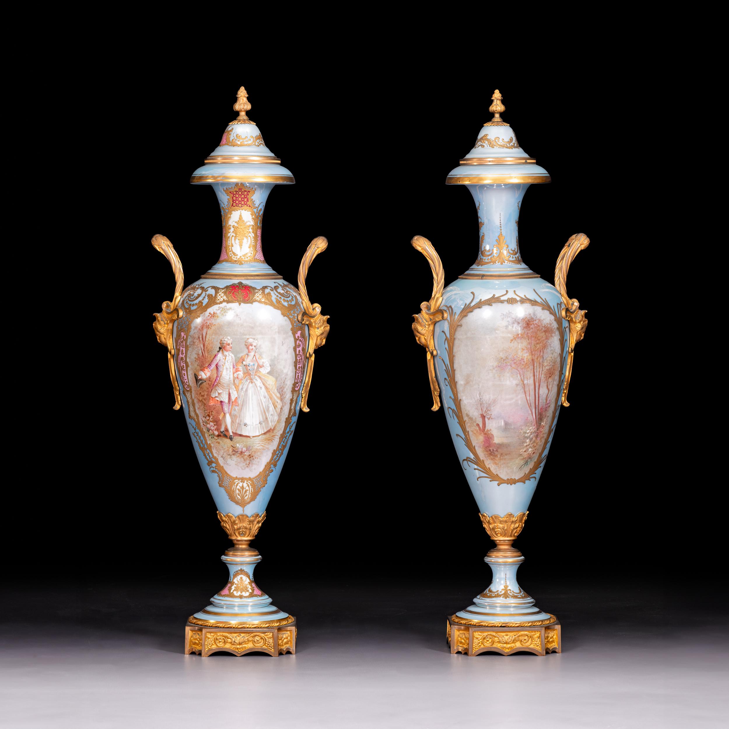 Français Paire de vases en porcelaine de Sèvres, montés sur vermeil, du XIXe siècle en vente
