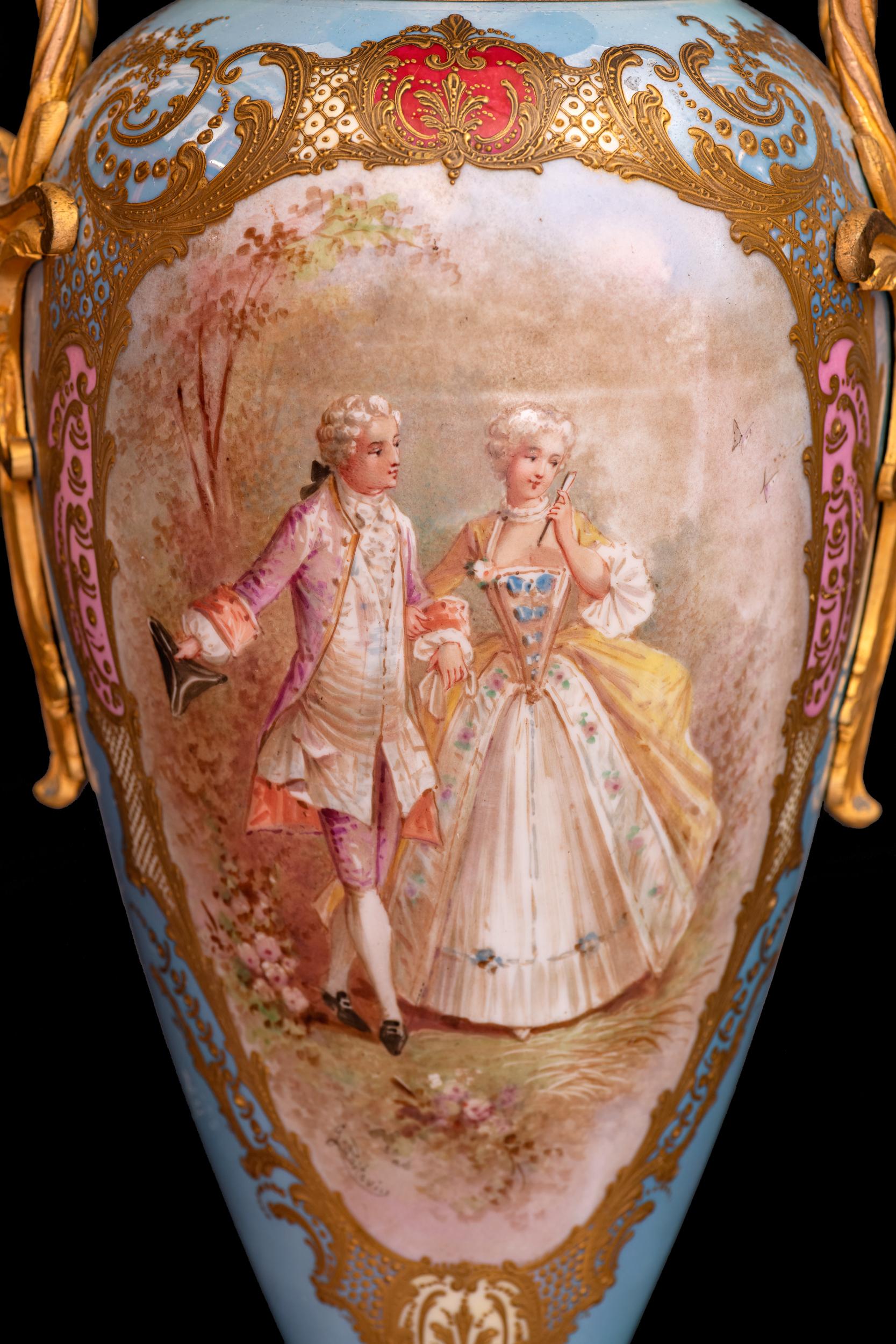 Doré Paire de vases en porcelaine de Sèvres, montés sur vermeil, du XIXe siècle en vente