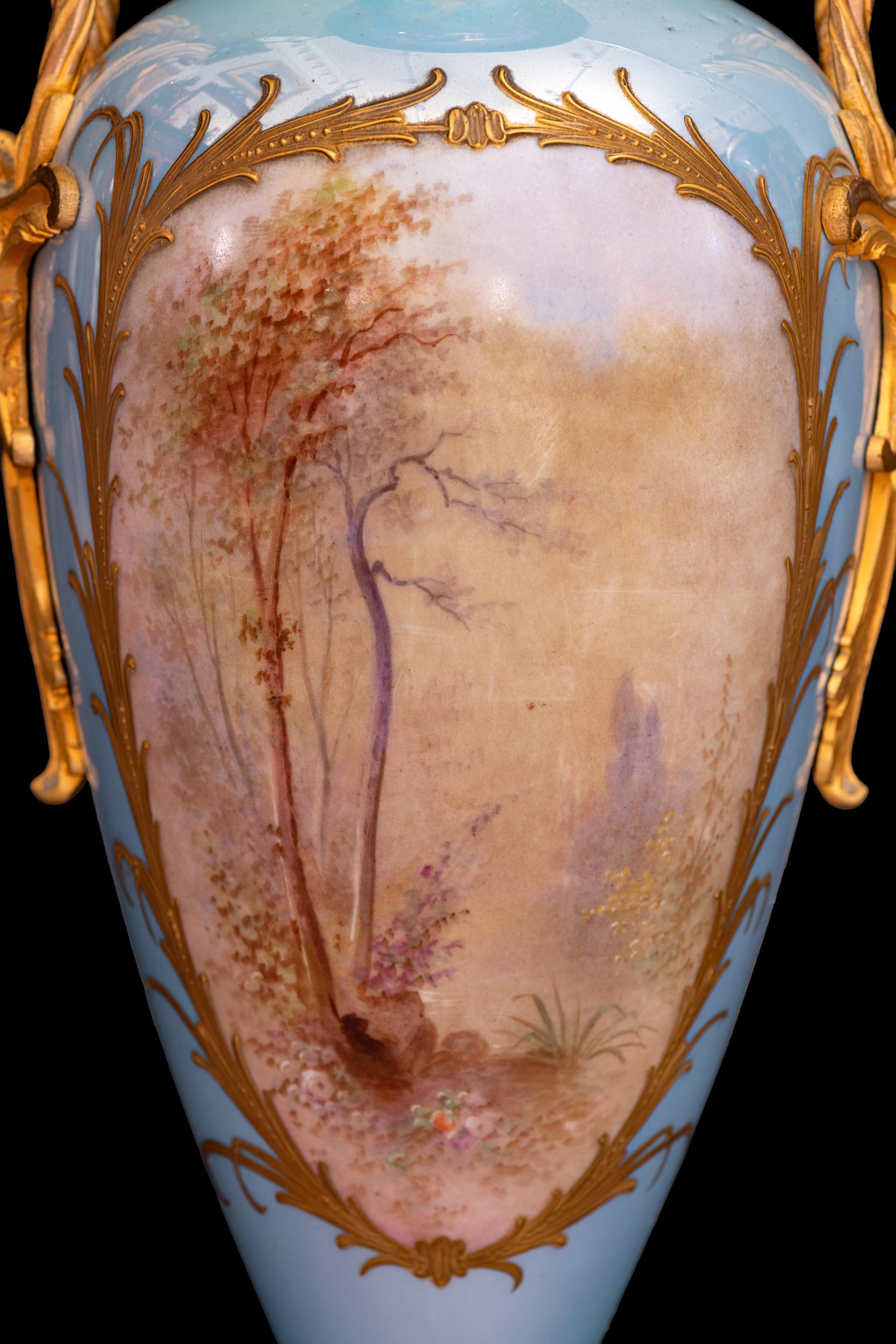 Porcelaine Paire de vases en porcelaine de Sèvres, montés sur vermeil, du XIXe siècle en vente