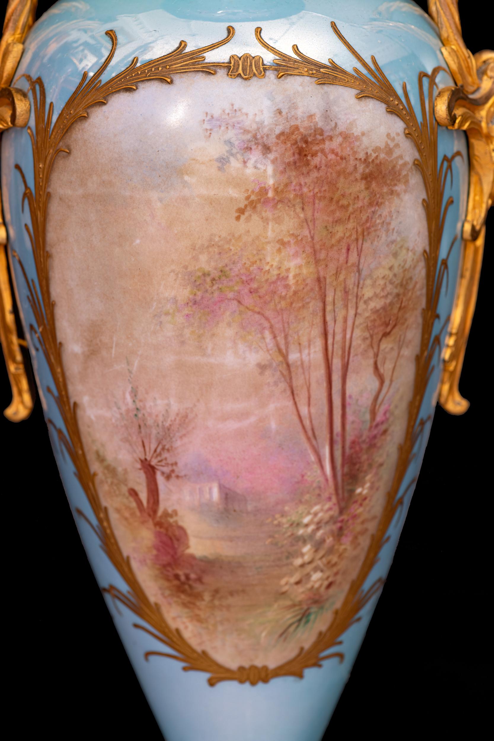 Paire de vases en porcelaine de Sèvres, montés sur vermeil, du XIXe siècle en vente 1