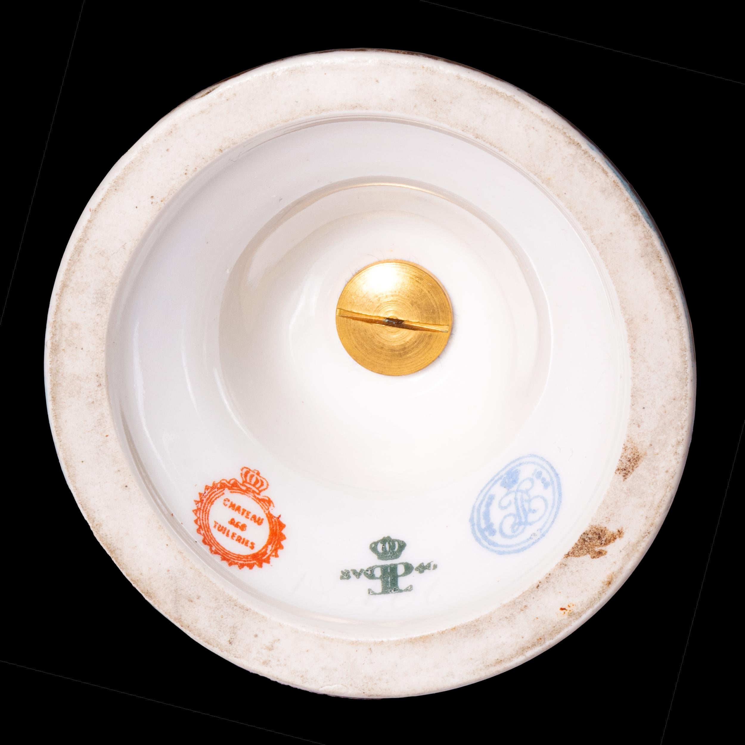 Paire de vases en porcelaine de Sèvres, montés sur vermeil, du XIXe siècle en vente 2