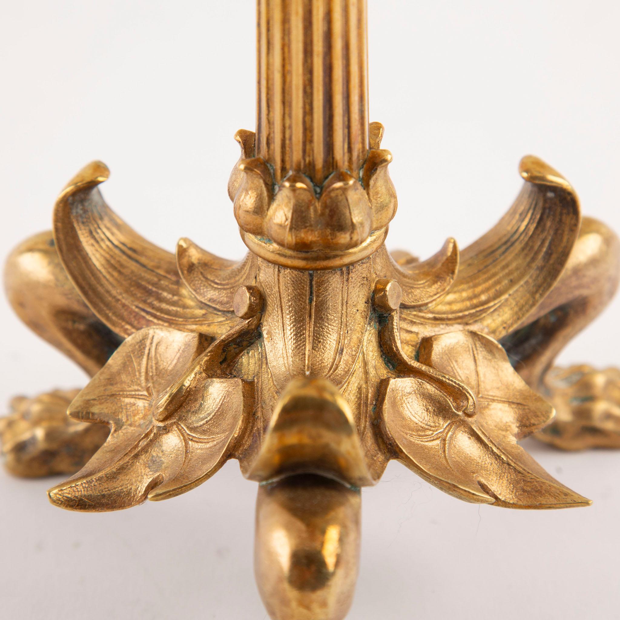 Francese Coppia di candelabri dorati francesi del XIX secolo con edera e salamandre in vendita