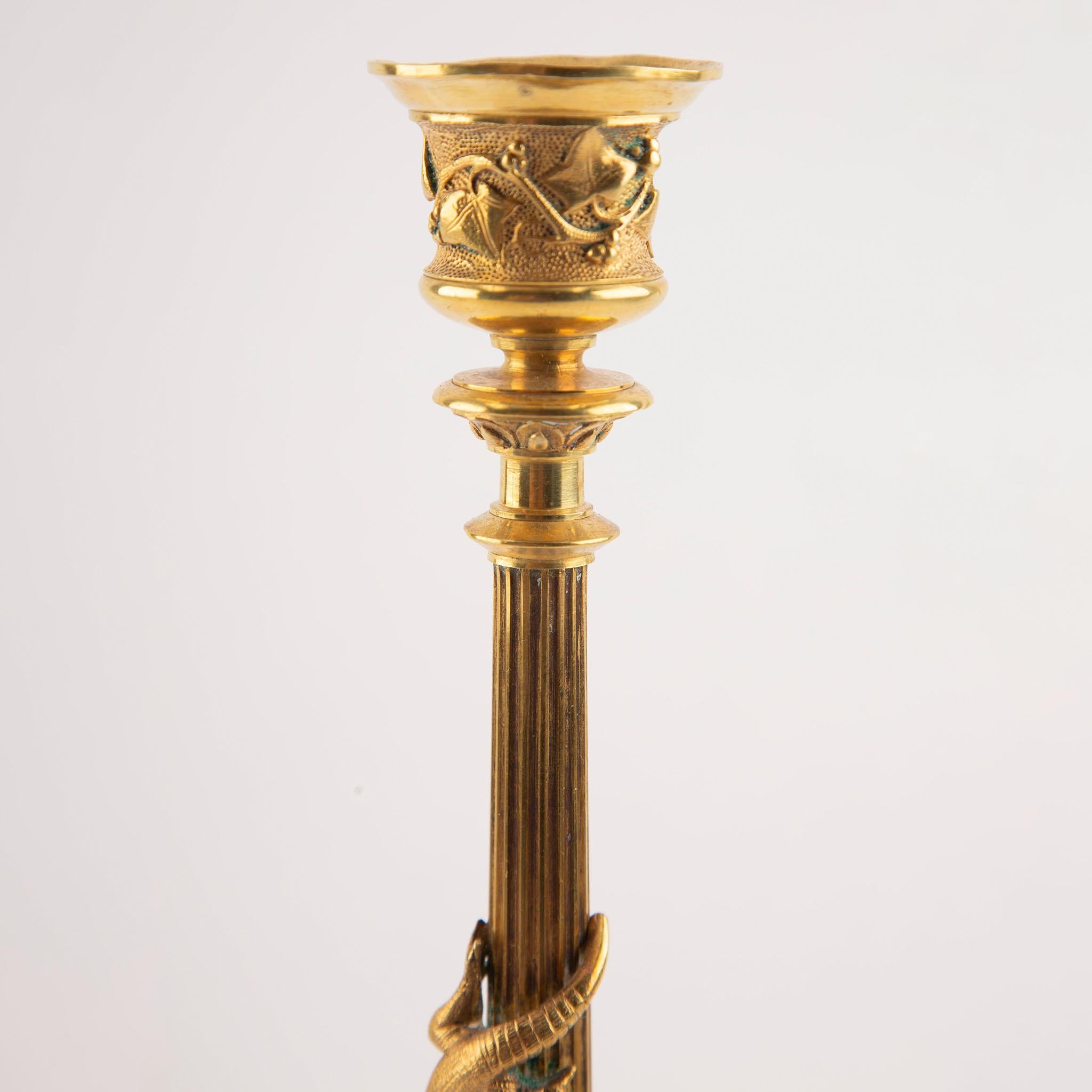 Dorato Coppia di candelabri dorati francesi del XIX secolo con edera e salamandre in vendita