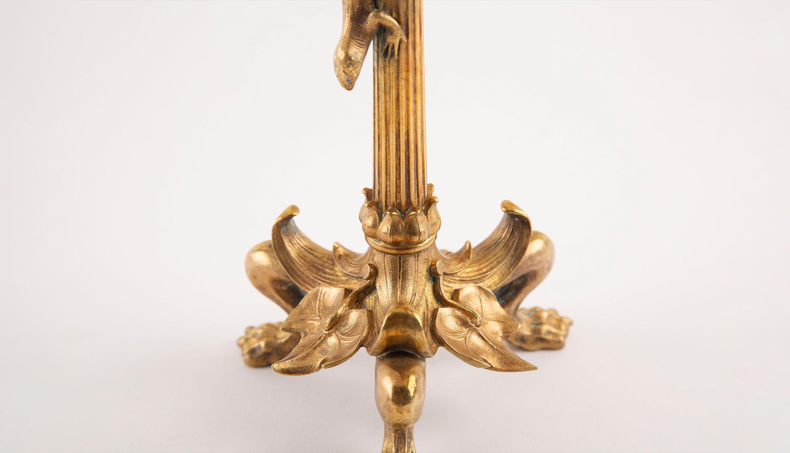 Coppia di candelabri dorati francesi del XIX secolo con edera e salamandre In condizioni ottime in vendita a New York, NY