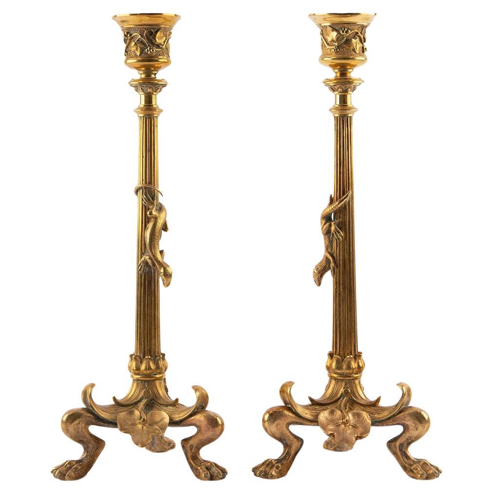 Coppia di candelabri dorati francesi del XIX secolo con edera e salamandre in vendita