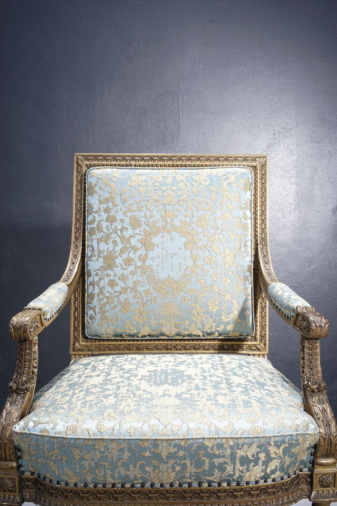 Paar französische Sessel aus vergoldetem Holz aus dem 19. Fein geschnitzt mit schöner Patina. Neu gepolstert mit Rubelli-Seidenstoff.