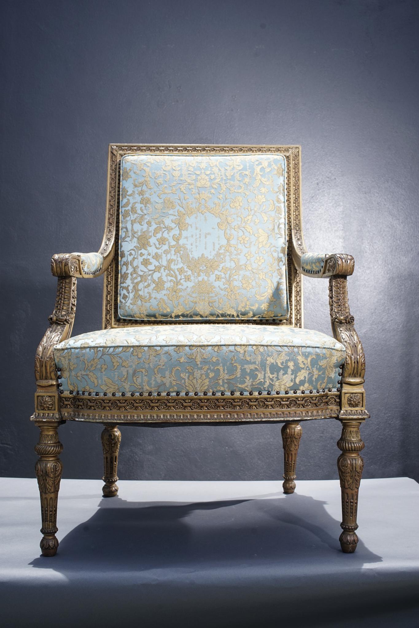 Hand-Carved Pair of 19th Century French Giltwood Armchairs For Sale