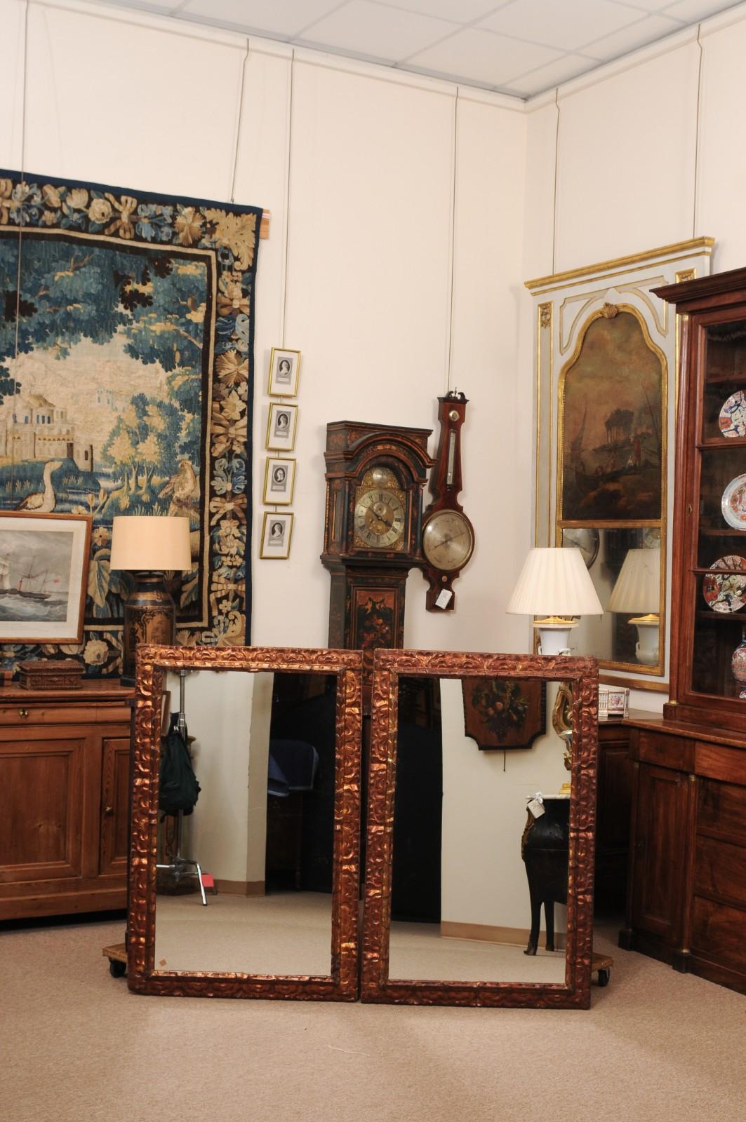 Pareja de espejos franceses del siglo XIX de madera dorada con acabado de cobre en venta 9