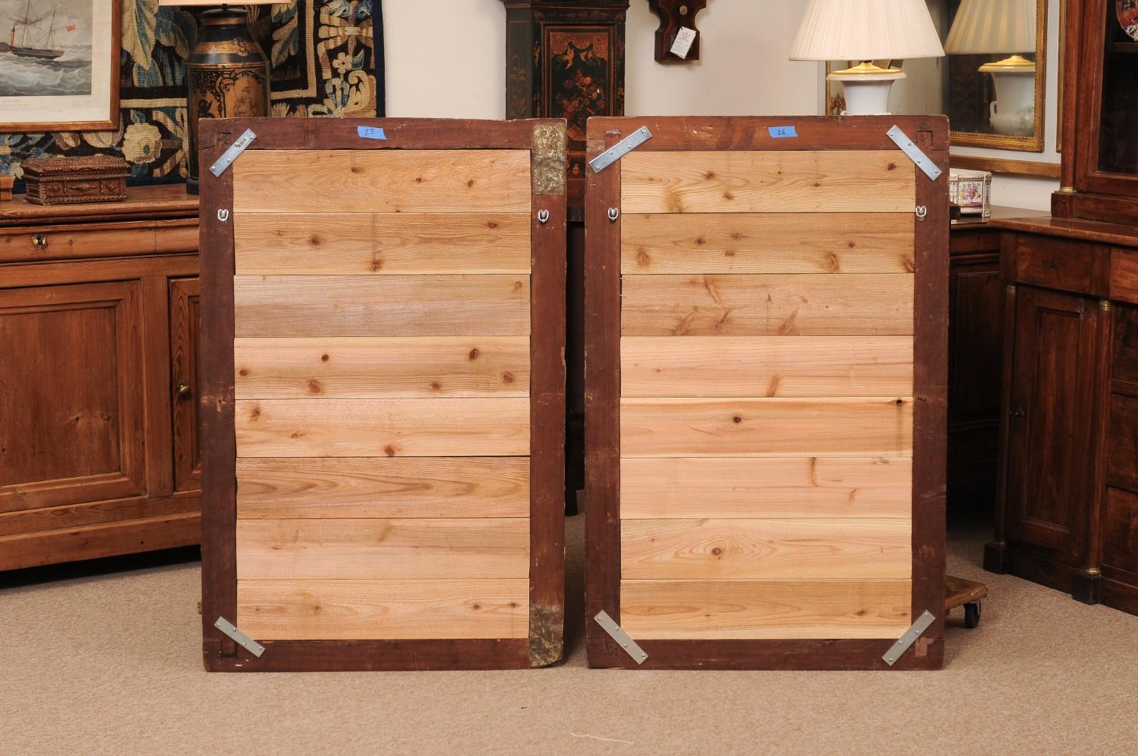 Pareja de espejos franceses del siglo XIX de madera dorada con acabado de cobre en venta 10