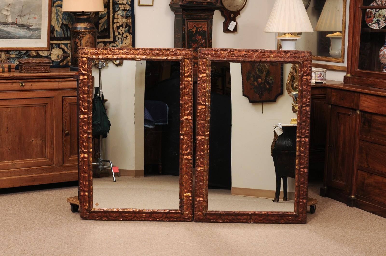 Pareja de espejos franceses del siglo XIX de madera dorada con acabado de cobre Francés en venta