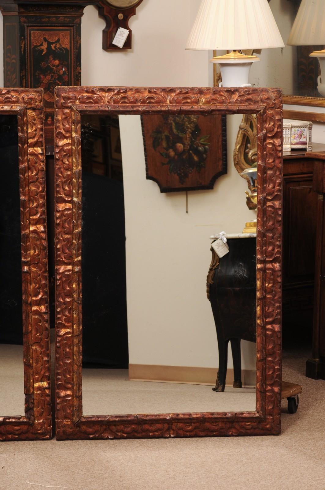 Pareja de espejos franceses del siglo XIX de madera dorada con acabado de cobre Madera dorada en venta