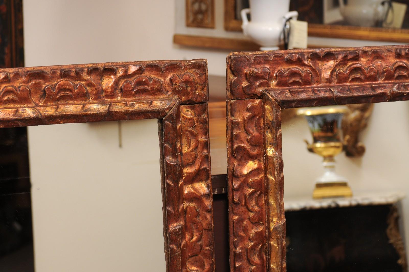 Pareja de espejos franceses del siglo XIX de madera dorada con acabado de cobre en venta 2