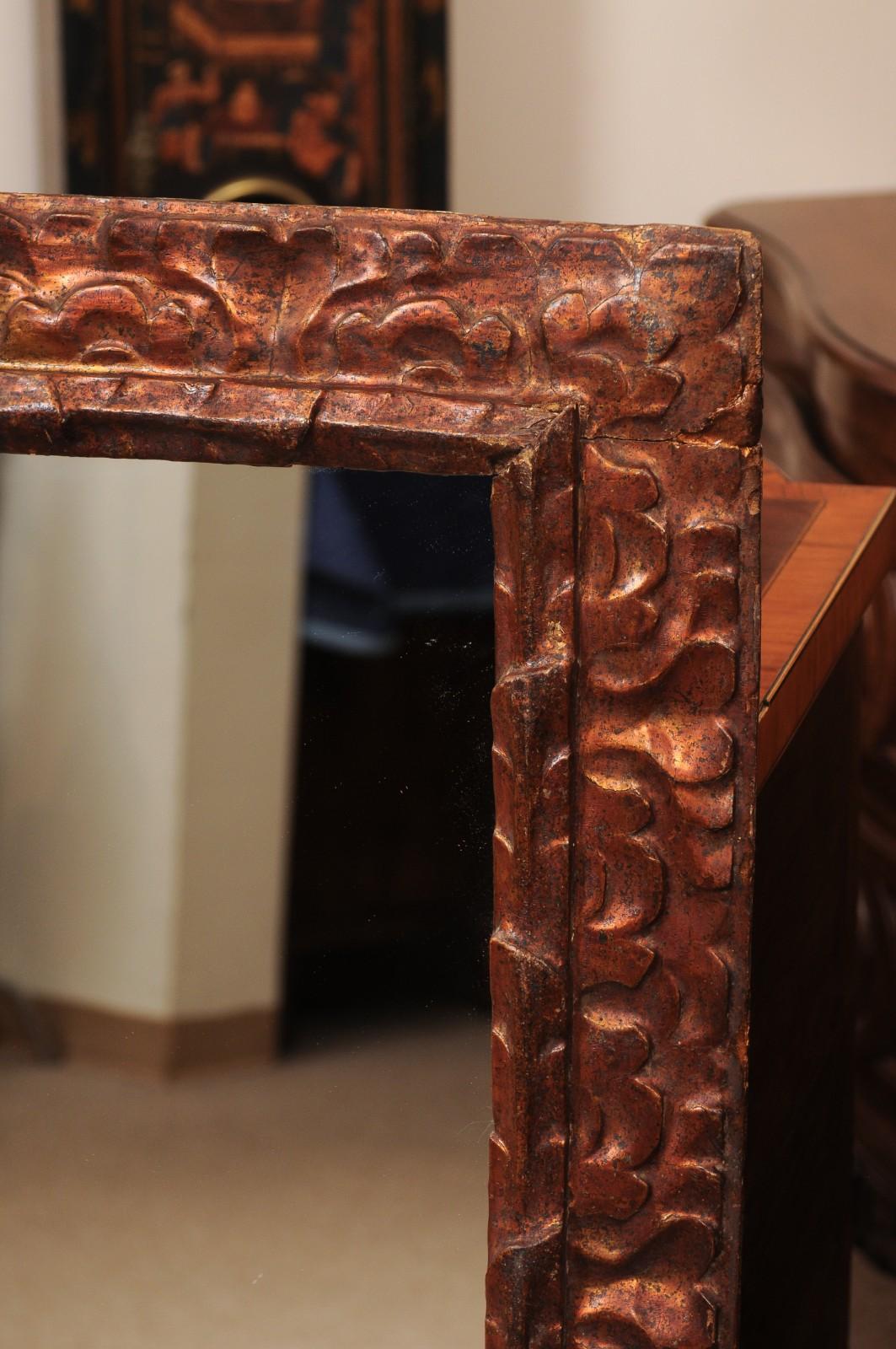 Pareja de espejos franceses del siglo XIX de madera dorada con acabado de cobre en venta 3