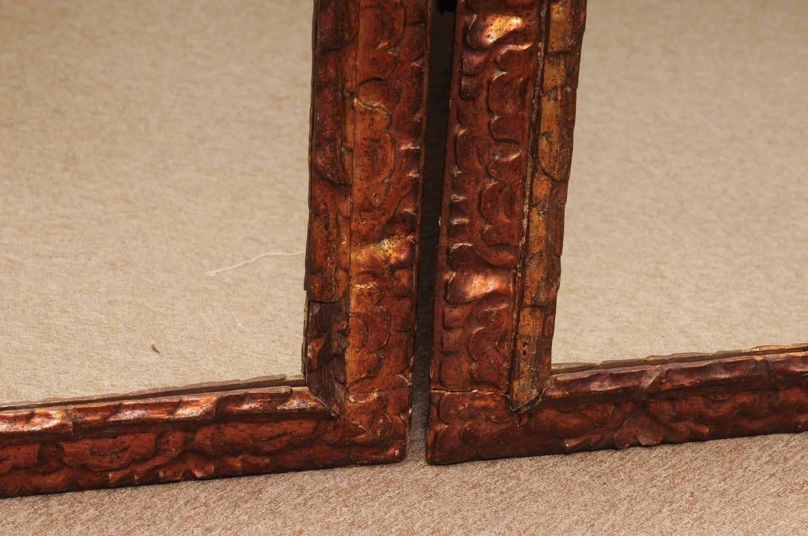Pareja de espejos franceses del siglo XIX de madera dorada con acabado de cobre en venta 5