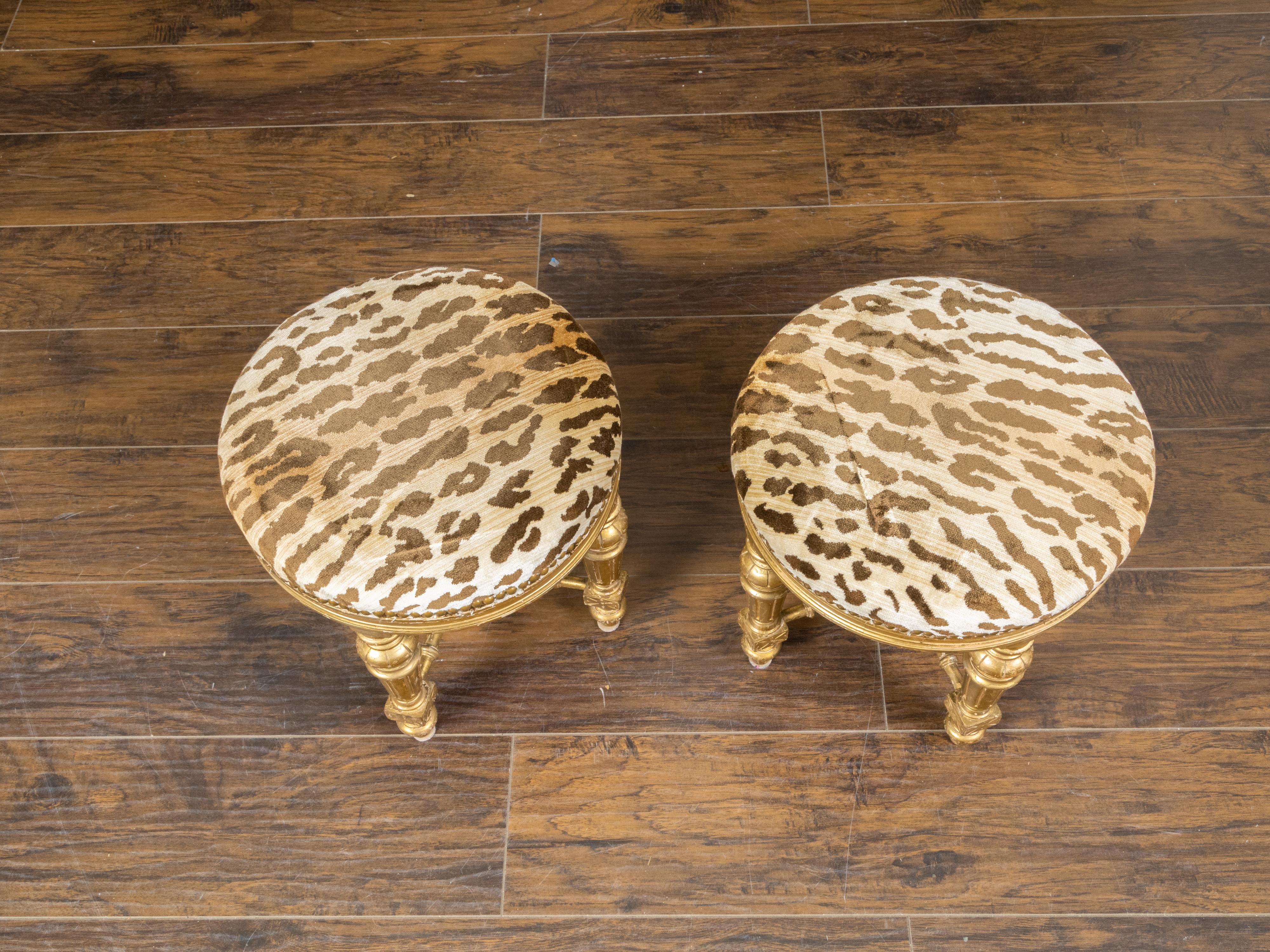 Français Paire de tabourets en bois doré français du 19ème siècle avec pieds cannelés et tissu d'ameublement en vente