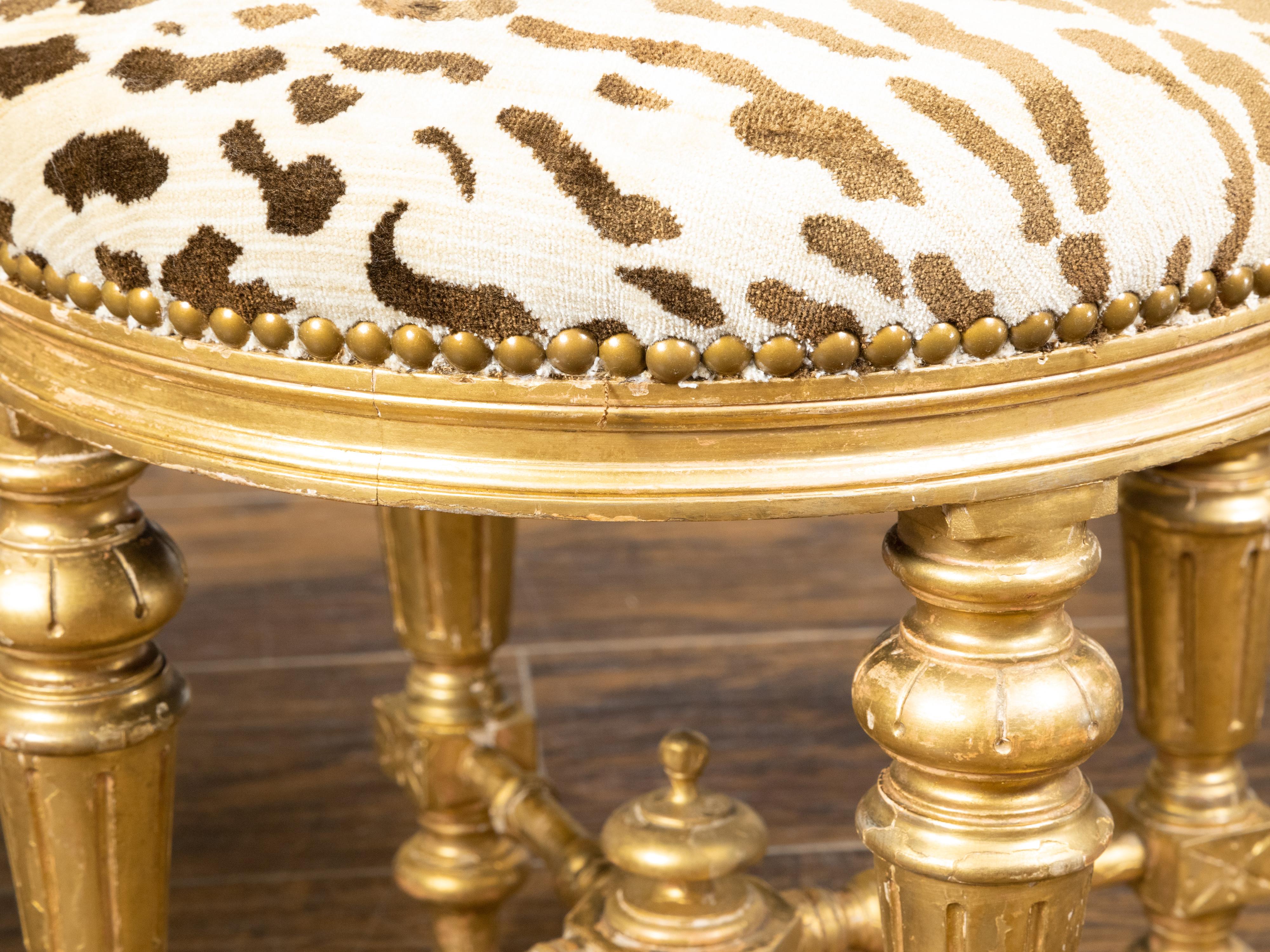 Tissu d'ameublement Paire de tabourets en bois doré français du 19ème siècle avec pieds cannelés et tissu d'ameublement en vente