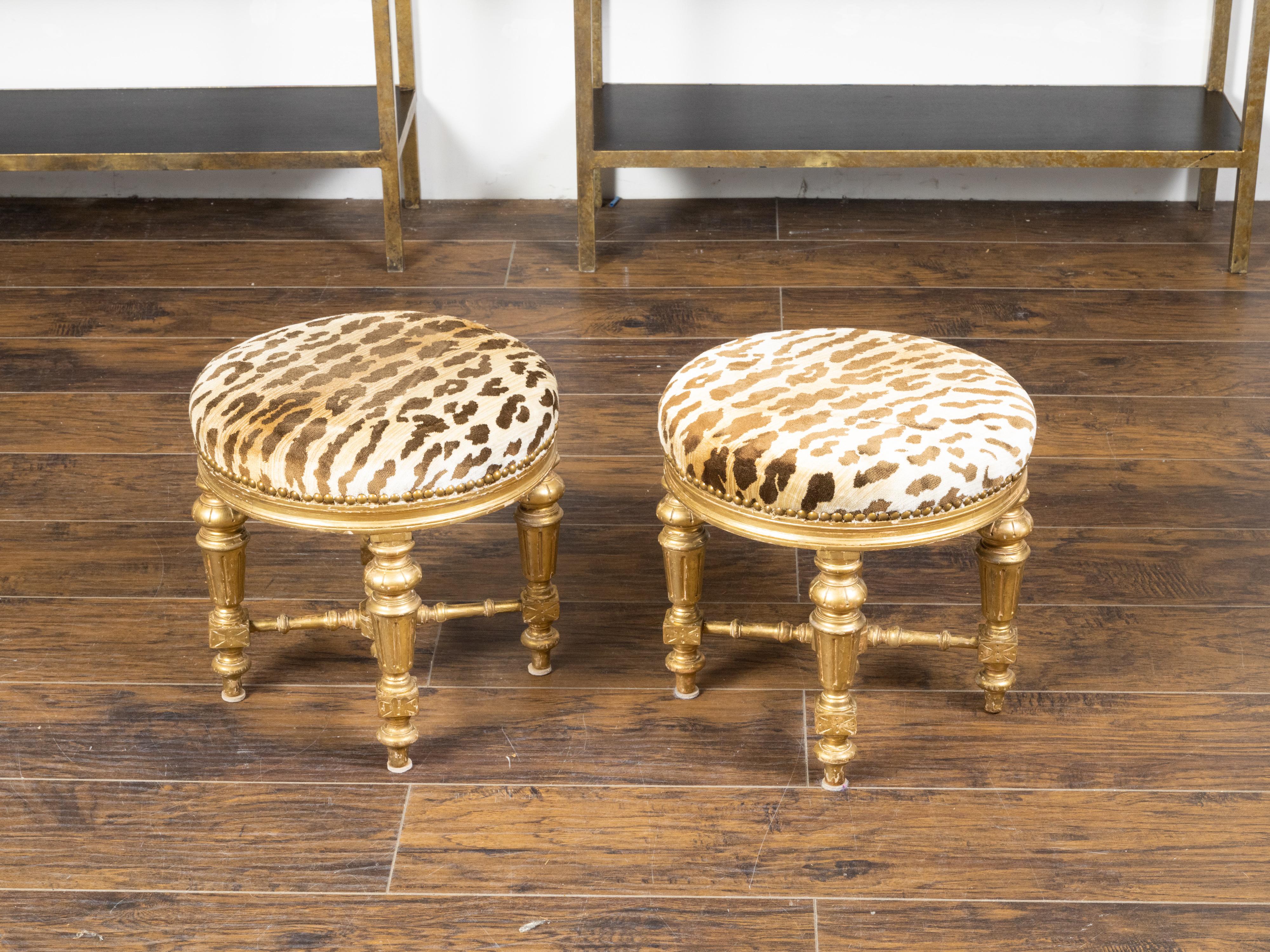 Paire de tabourets en bois doré français du 19ème siècle avec pieds cannelés et tissu d'ameublement en vente 1