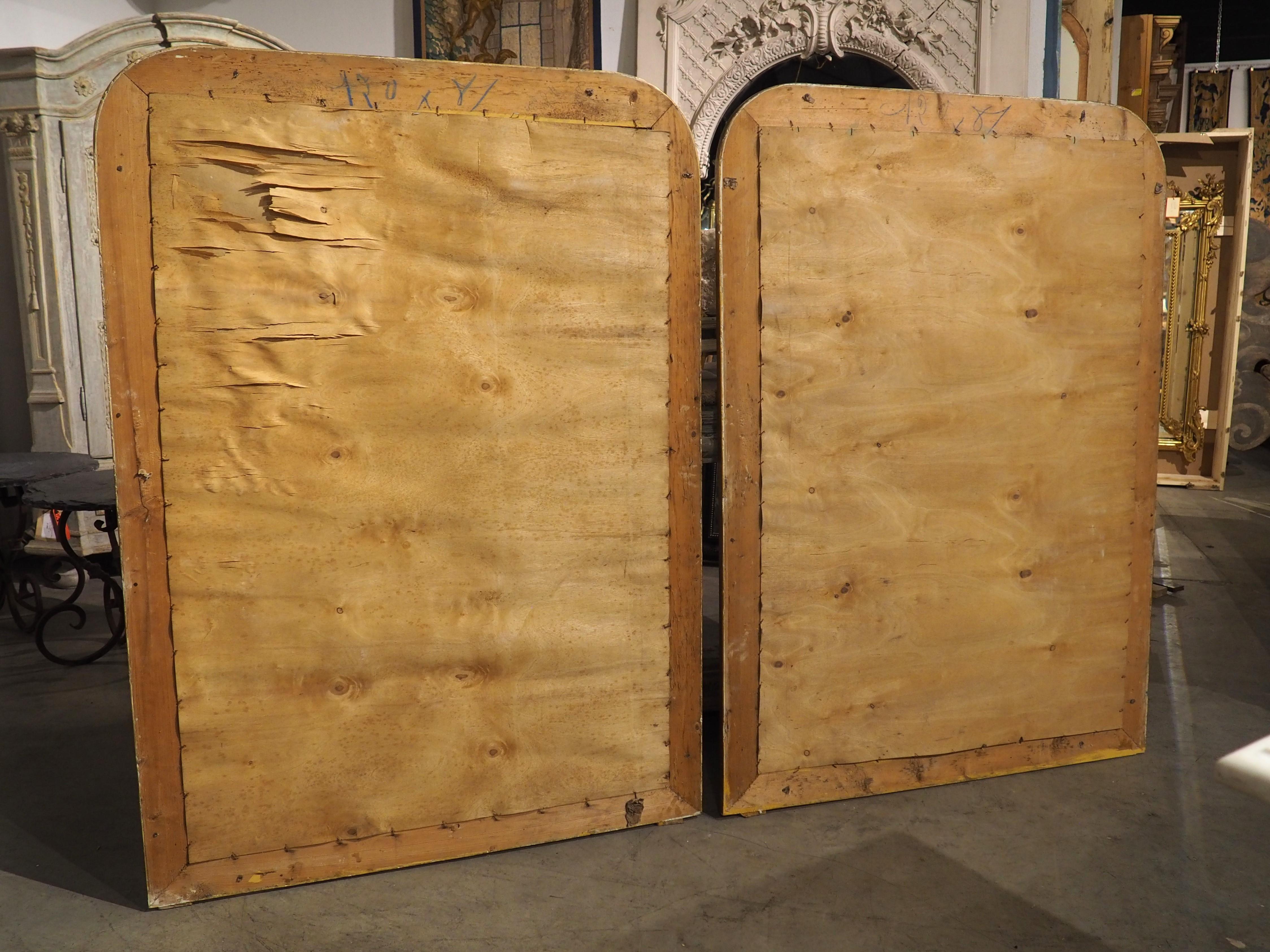 Gli specchi Louis Philippe francesi, come questa coppia dalle tonalità uniche risalente al 1800, sono sempre molto richiesti. Le linee pulite e i sottili motivi decorativi permettono di abbinare questi specchi a qualsiasi stile di arredamento.