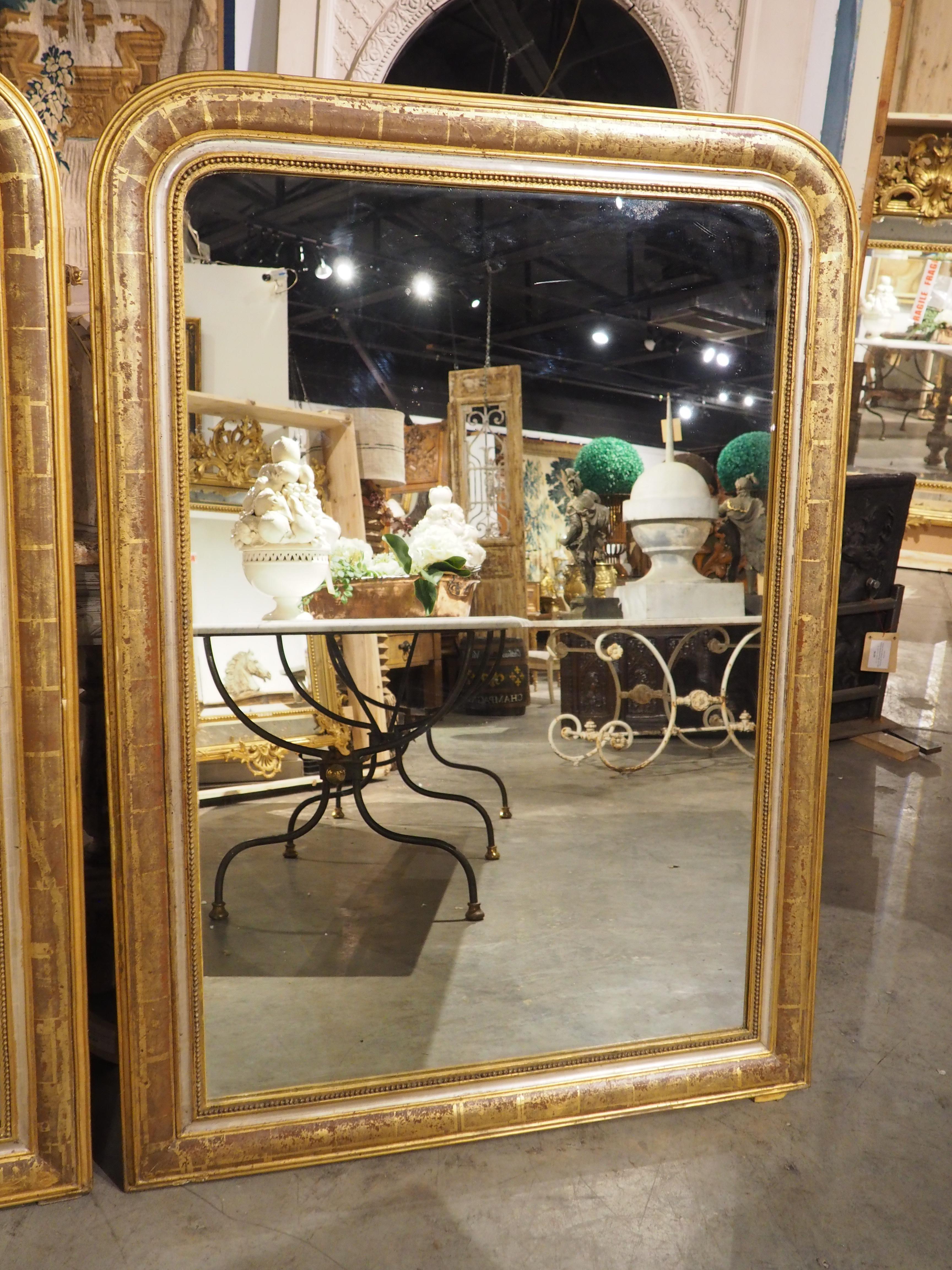 Coppia di specchi dorati francesi del XIX secolo in stile Louis Philippe, argento, bolo rosso In condizioni buone in vendita a Dallas, TX