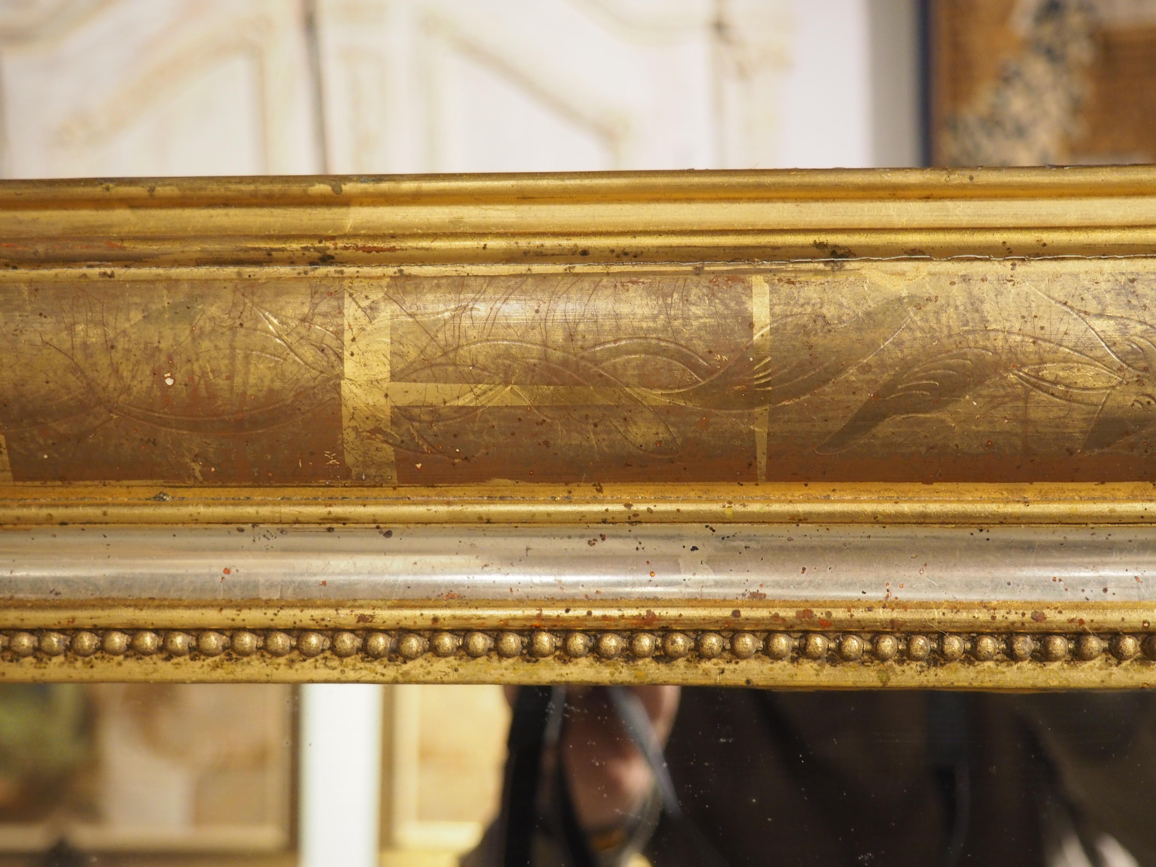 Coppia di specchi dorati francesi del XIX secolo in stile Louis Philippe, argento, bolo rosso in vendita 1