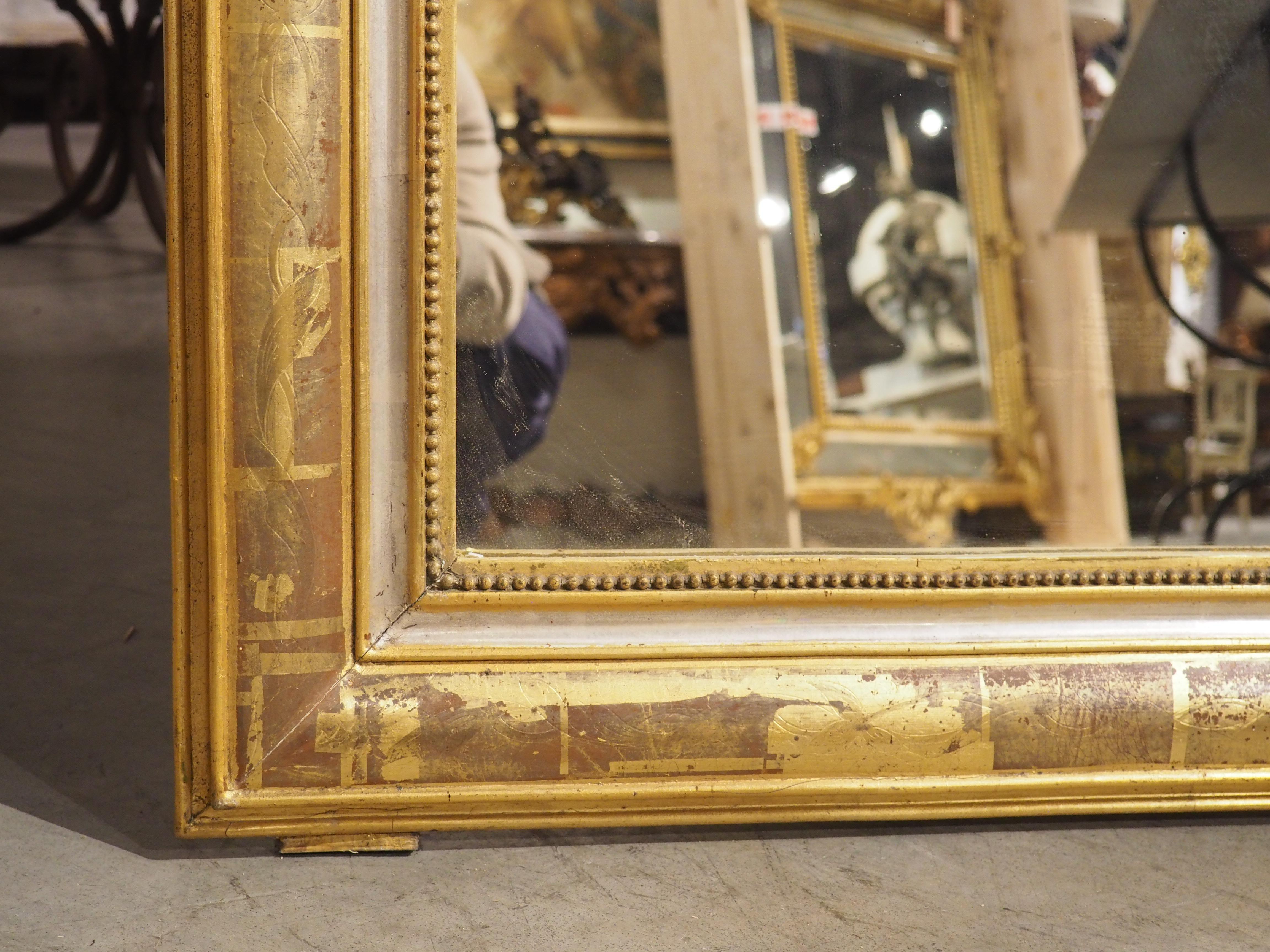 Coppia di specchi dorati francesi del XIX secolo in stile Louis Philippe, argento, bolo rosso in vendita 2