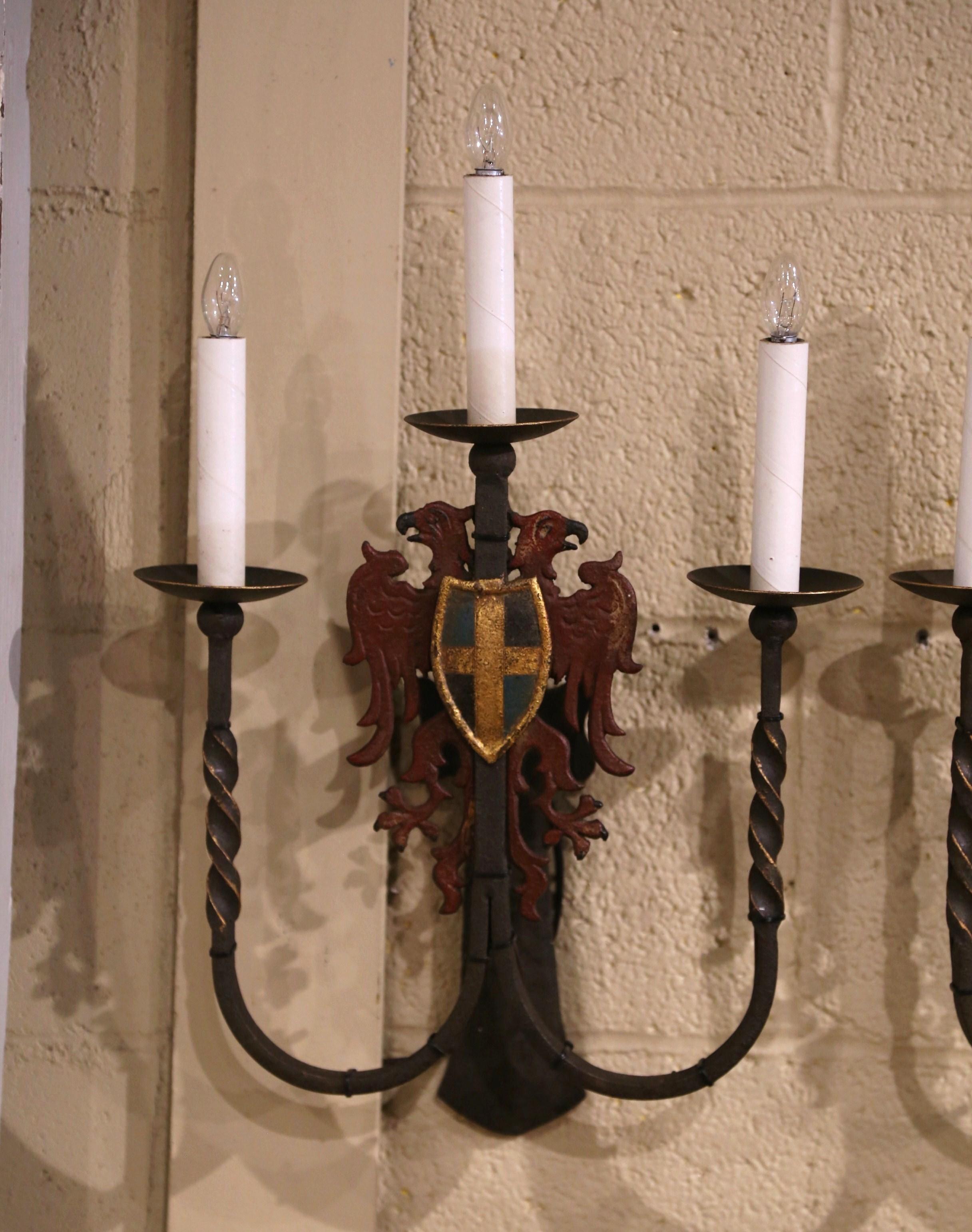 Paar französische gotische bemalte schmiedeeiserne dreiflammige Wandleuchter aus dem 19. Jahrhundert (Gotisch) im Angebot
