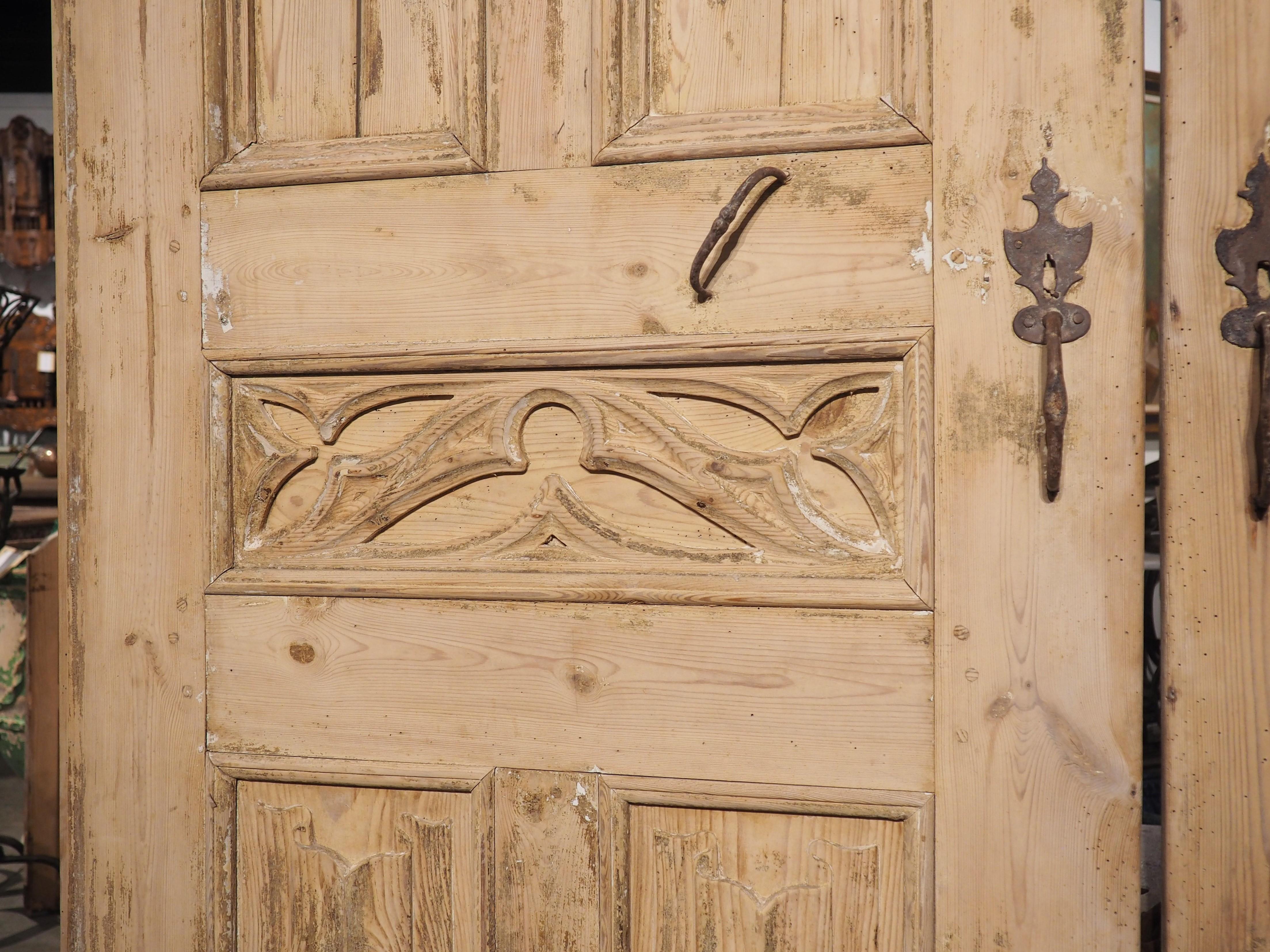 Paire de portes de style gothique français du 19ème siècle en pin sculpté en vente 2