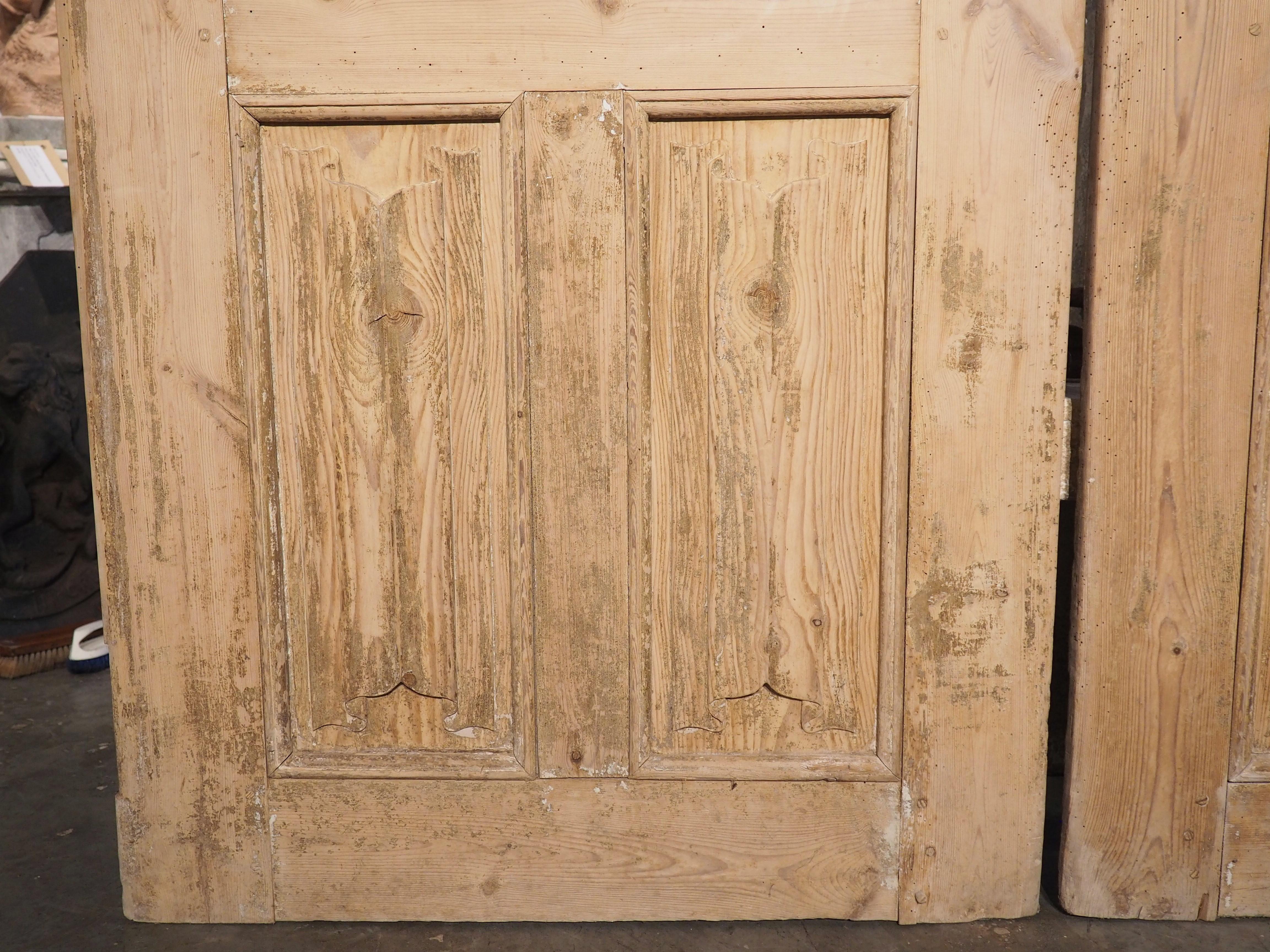 Paire de portes de style gothique français du 19ème siècle en pin sculpté en vente 3