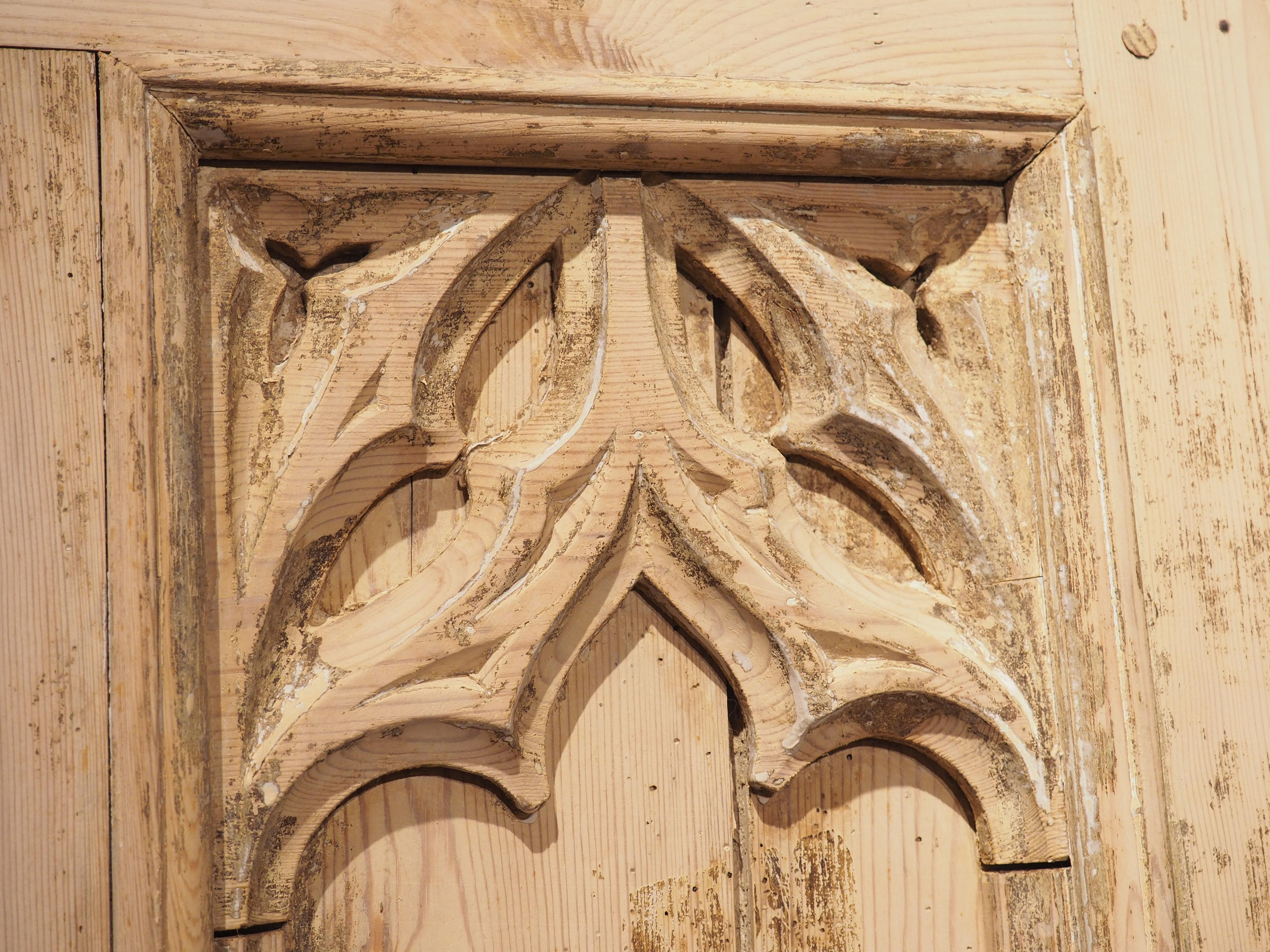 Paire de portes de style gothique français du 19ème siècle en pin sculpté en vente 5