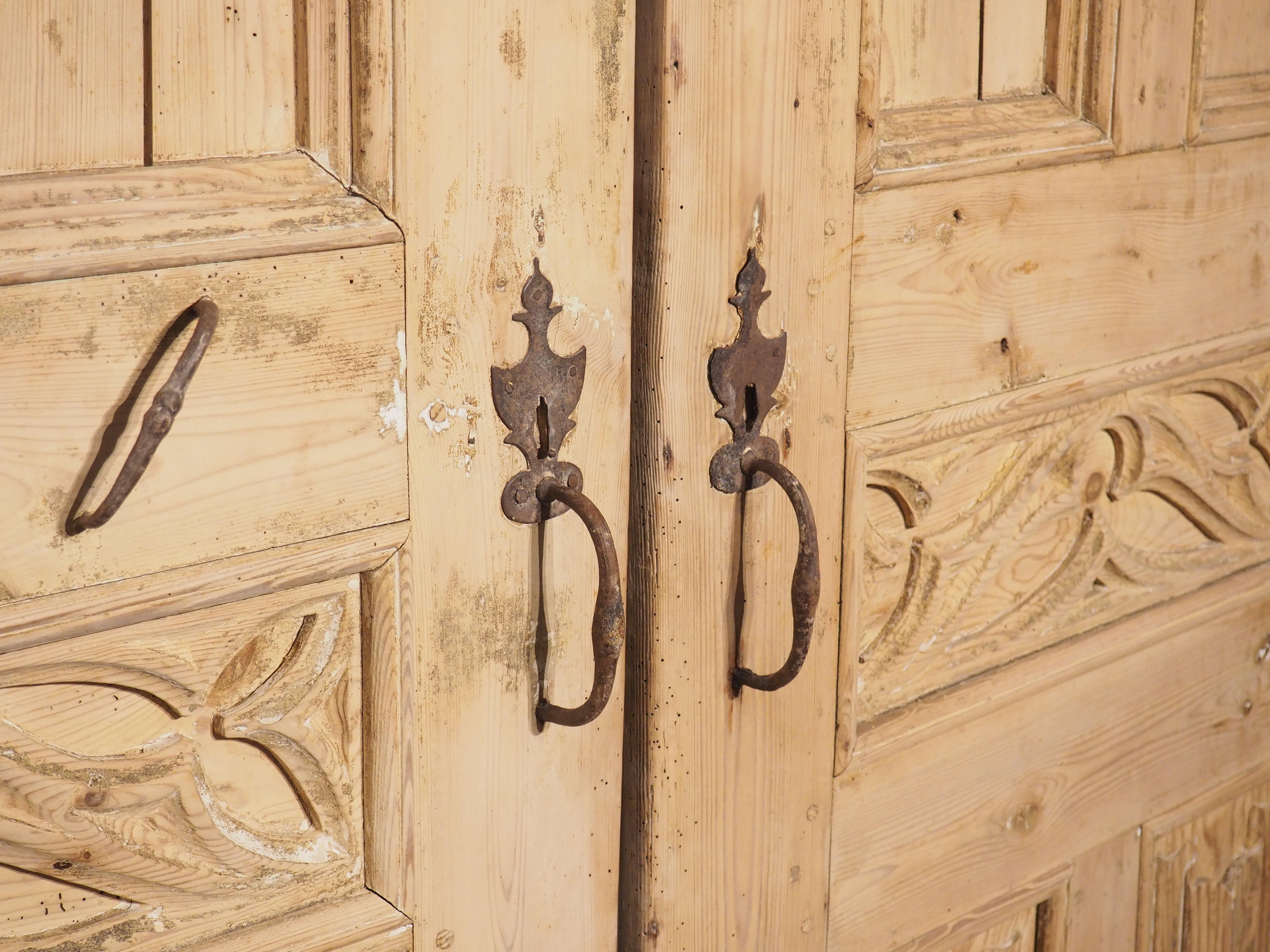 Paire de portes de style gothique français du 19ème siècle en pin sculpté en vente 8