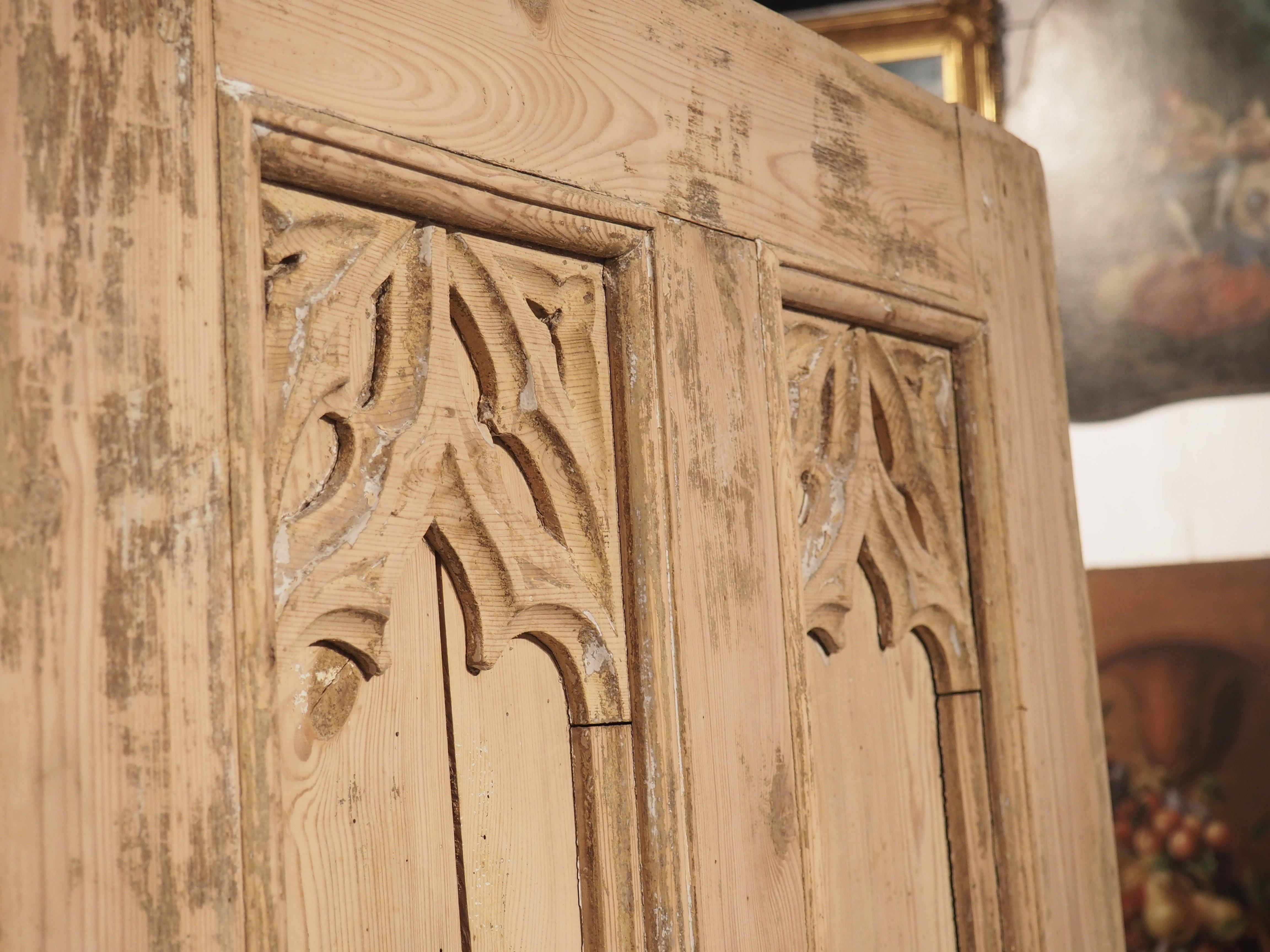 Paire de portes de style gothique français du 19ème siècle en pin sculpté en vente 9