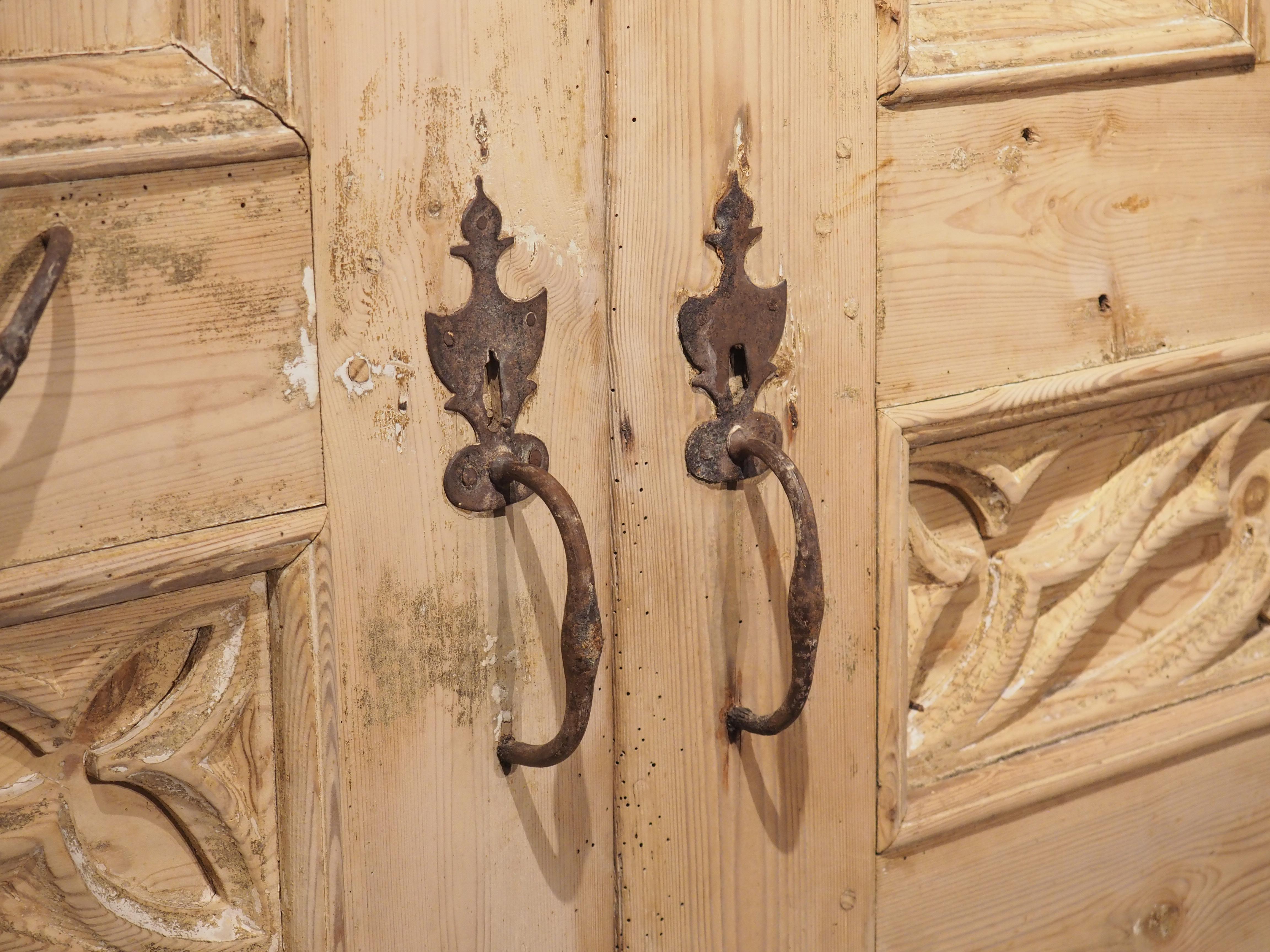 Paire de portes de style gothique français du 19ème siècle en pin sculpté en vente 12