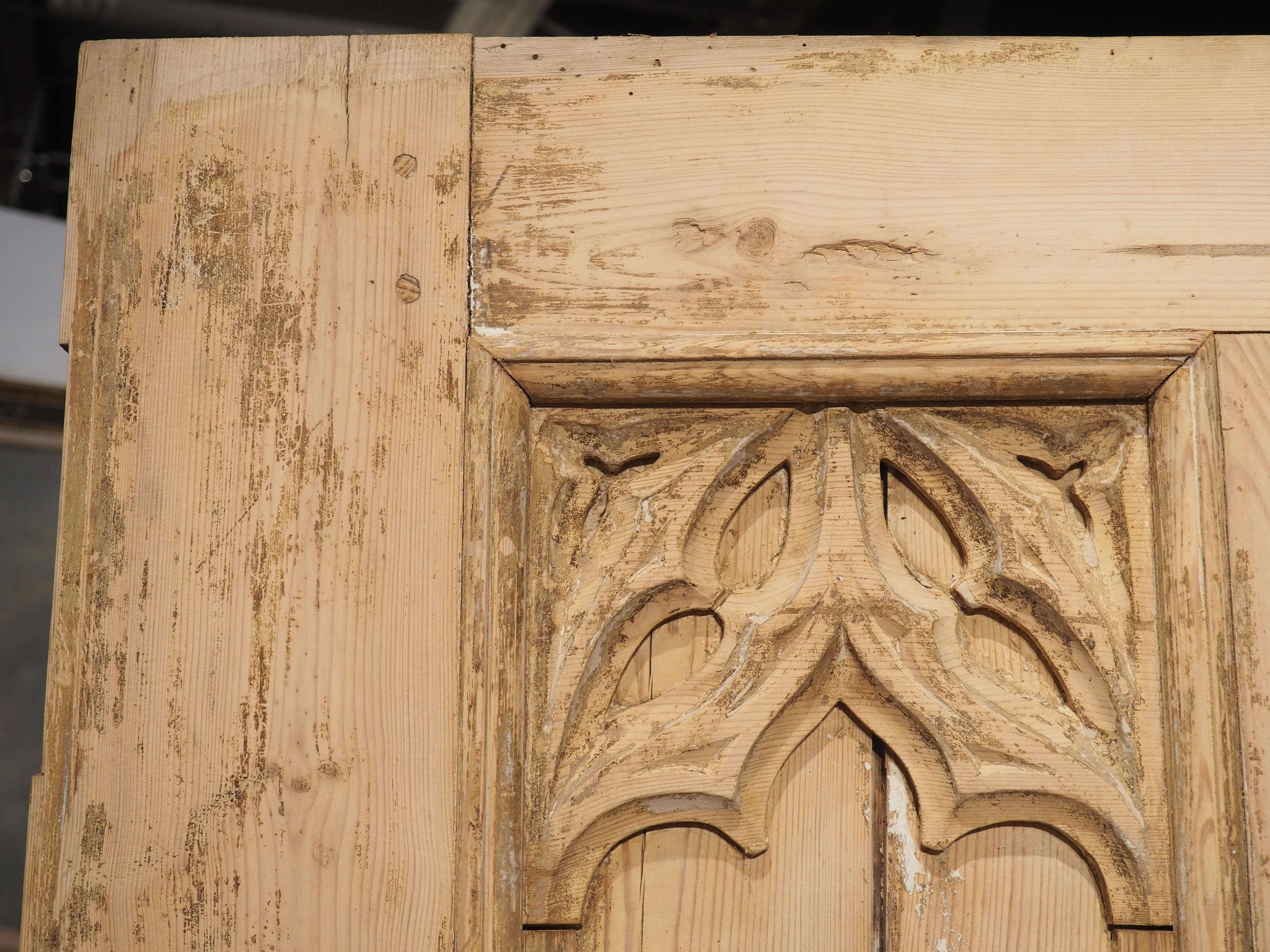 XIXe siècle Paire de portes de style gothique français du 19ème siècle en pin sculpté en vente